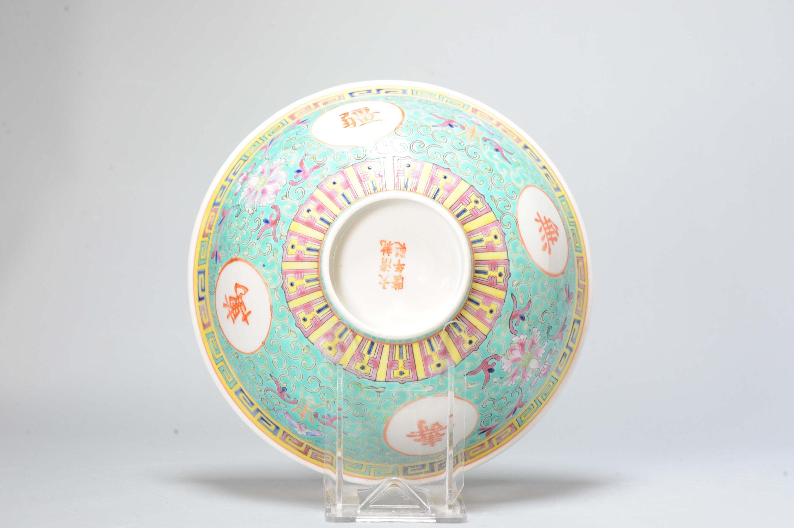 La base porte la marque Qianlong à six caractères. Chine, 20e siècle.

Informations complémentaires :
MATERIAL : Porcelaine et poterie
Type de décoration / Couleur : Polychrome
Région d'origine : Chine
Période : 20ème siècle
Période de la dynastie