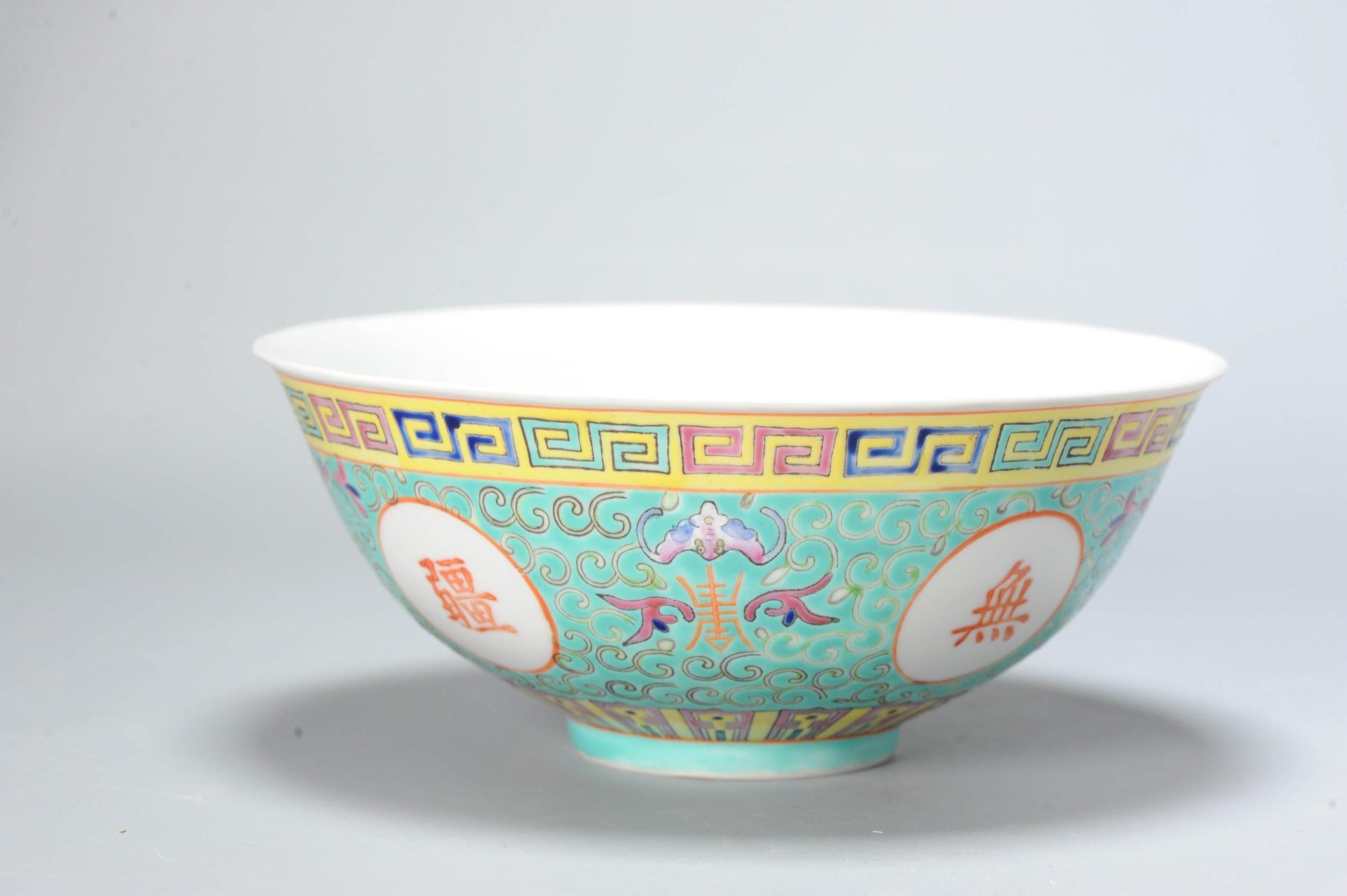 Bol en porcelaine chinoise ProC Famille Rose avec fleurs marqué, 20e siècle Bon état - En vente à Amsterdam, Noord Holland