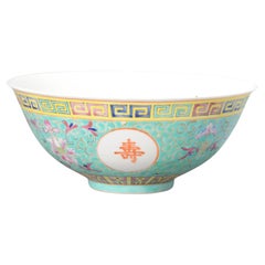 Chinesische Vintage-Porzellanschale PROC Famille Rose mit Blumen markiert, 20. Jahrhundert.