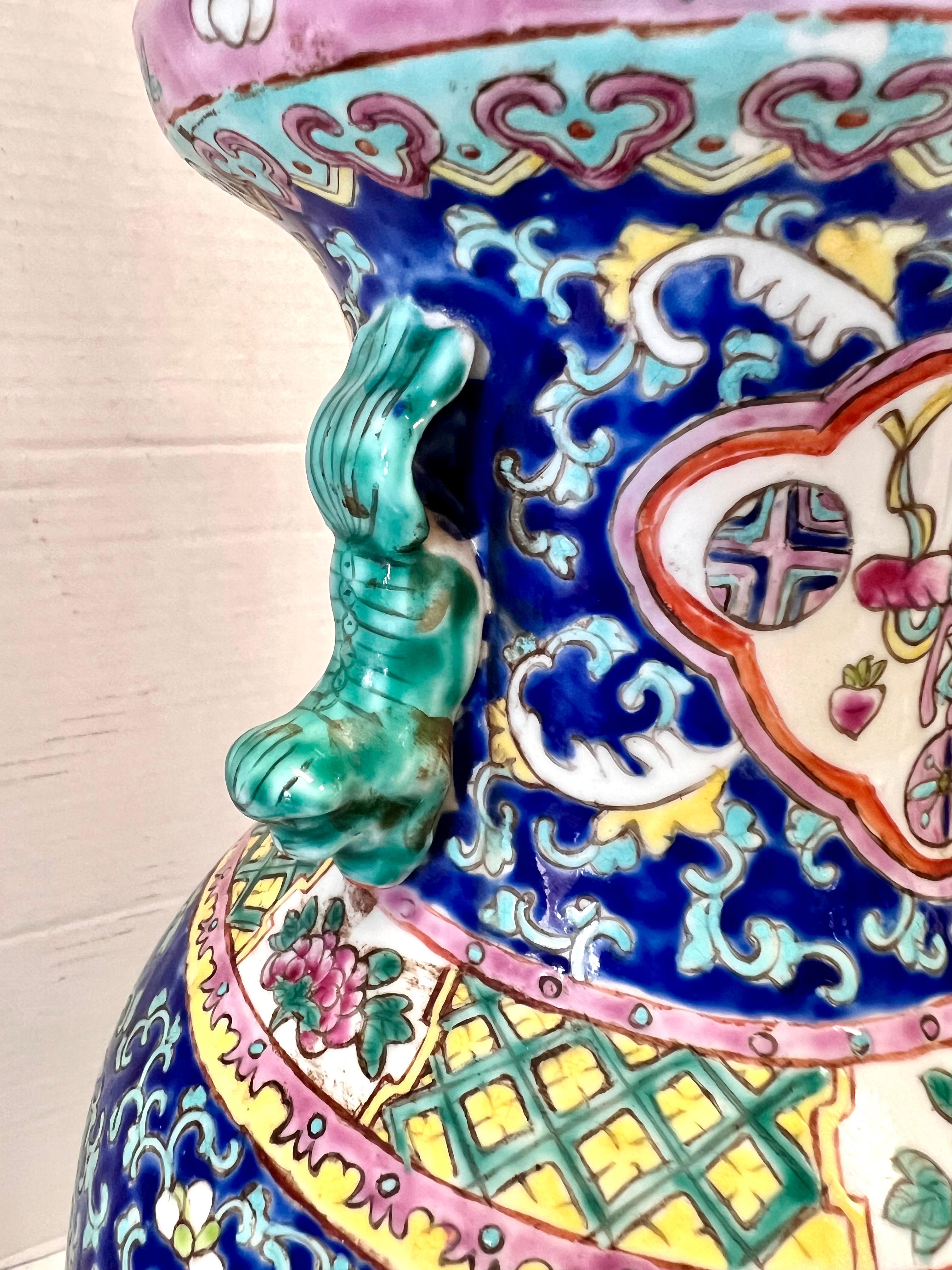 Vintage Chinese Chinoiserie Blue Porcelain Table Lamp In Good Condition For Sale In West Hartford, CT