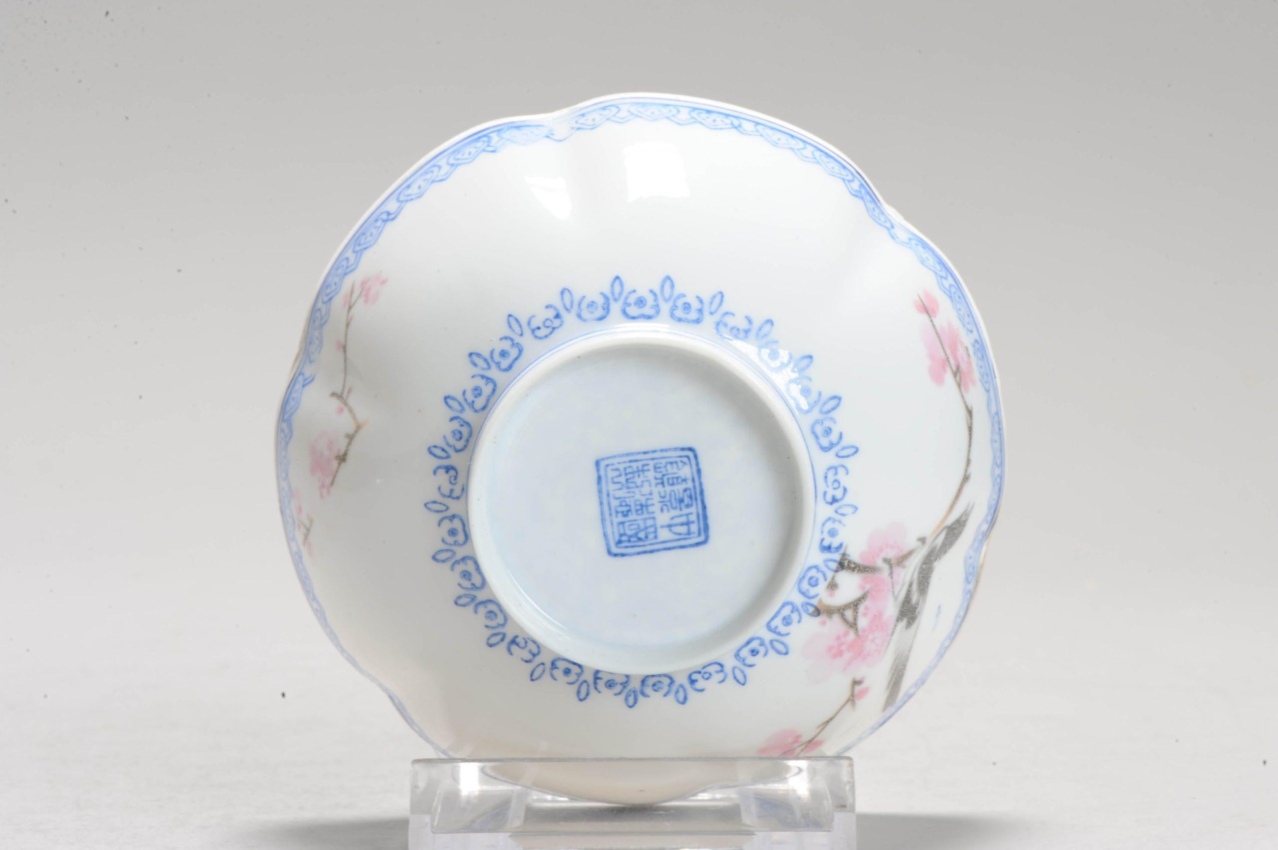 Paire de coupes en coquille d'œuf très joliment décorées.  Marqué à la base.

Informations complémentaires :
MATERIAL : Porcelaine et poterie
Région d'origine : Chine
Période de la dynastie chinoise : PRoC (1949 - aujourd'hui)
Condit : Aucun dommage
