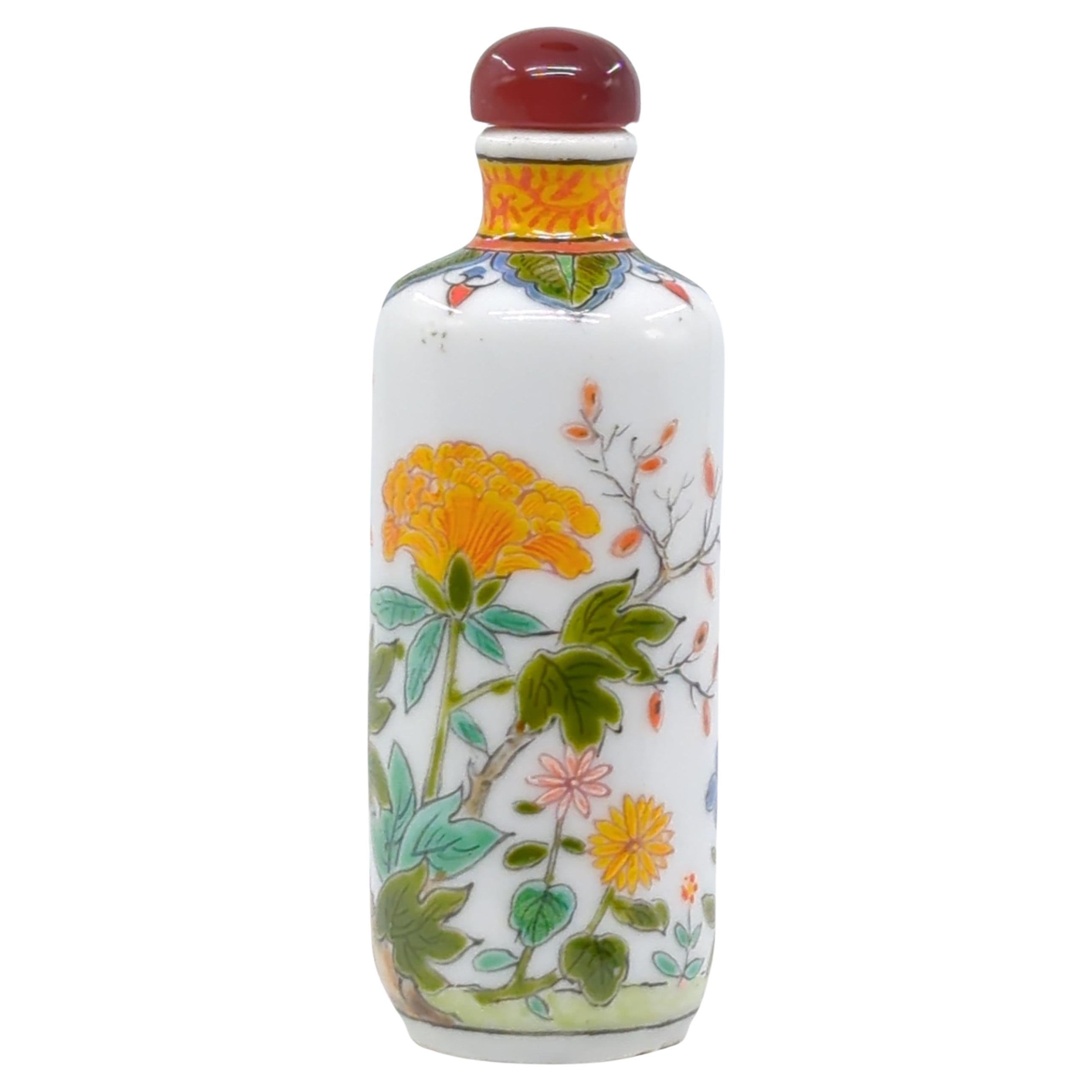 Qing Bouteille de bouteille vintage Famille Rose, fleurs d'oiseaux, porcelaine chinoise, fin 20e siècle en vente