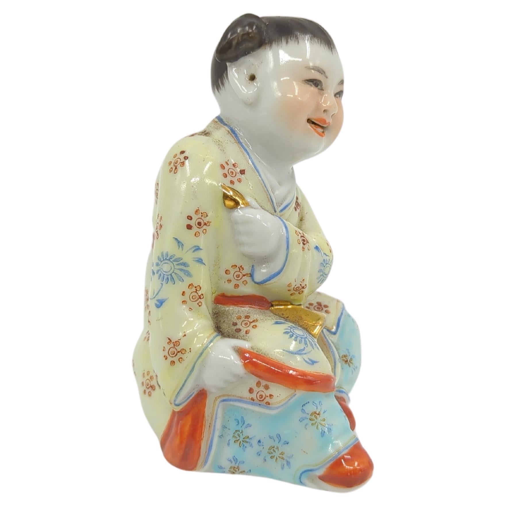 Chinesische Fencai-Porzellanfigur im Vintage-Stil, spielerisch sitzendes Kind/Boy, um 1926, ROC (Chinesischer Export) im Angebot