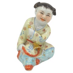 Chinesische Fencai-Porzellanfigur im Vintage-Stil, spielerisch sitzendes Kind/Boy, um 1926, ROC