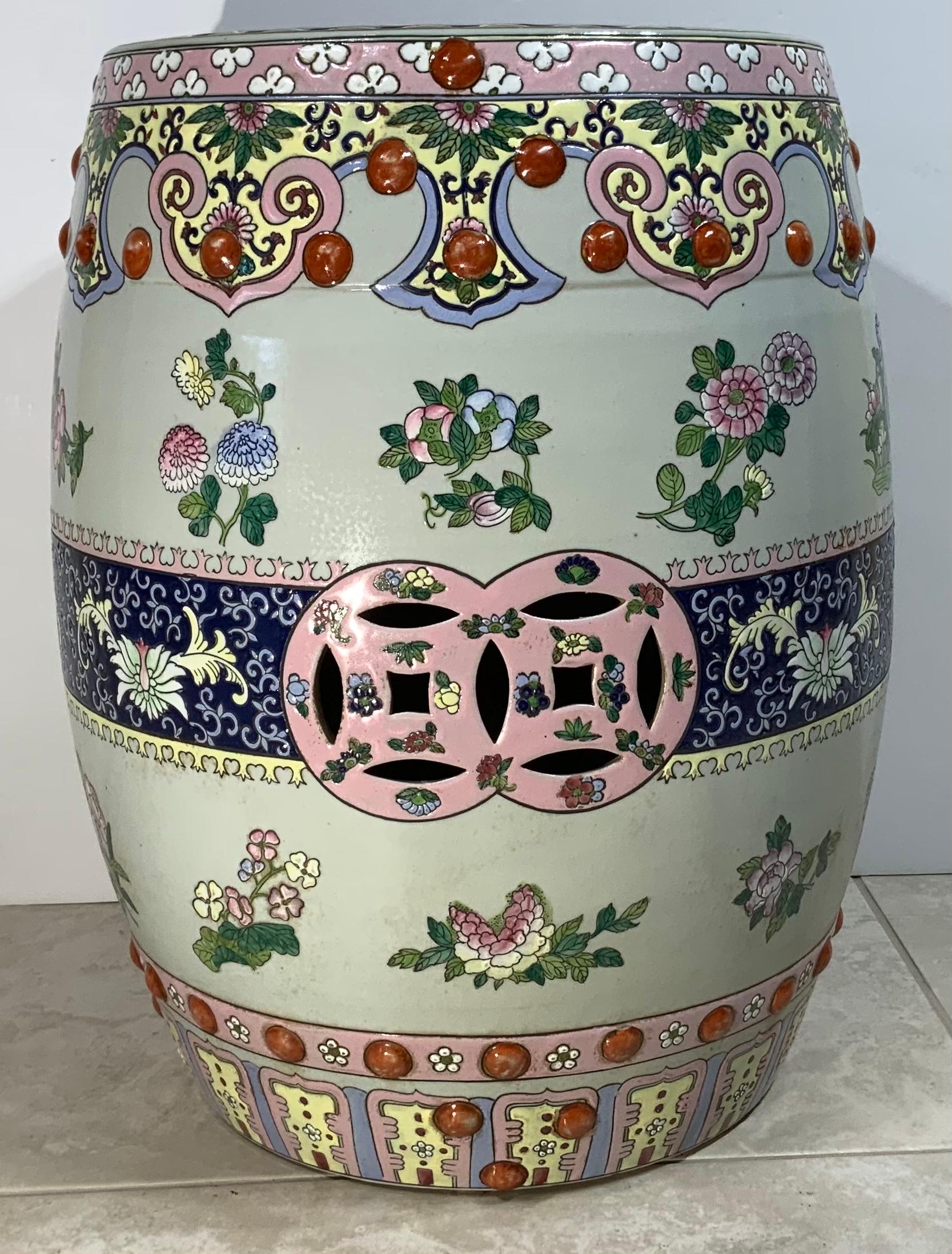 Vintage Hand Painted Chinese Porcelain Garden Seat In Good Condition In Delray Beach, FL