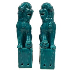 Paire de figurines de chien Foo en porcelaine verte de Chine Vintage