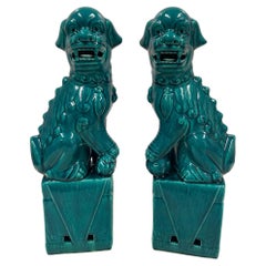 Paire de figurines de chien Foo en porcelaine verte de Chine Vintage