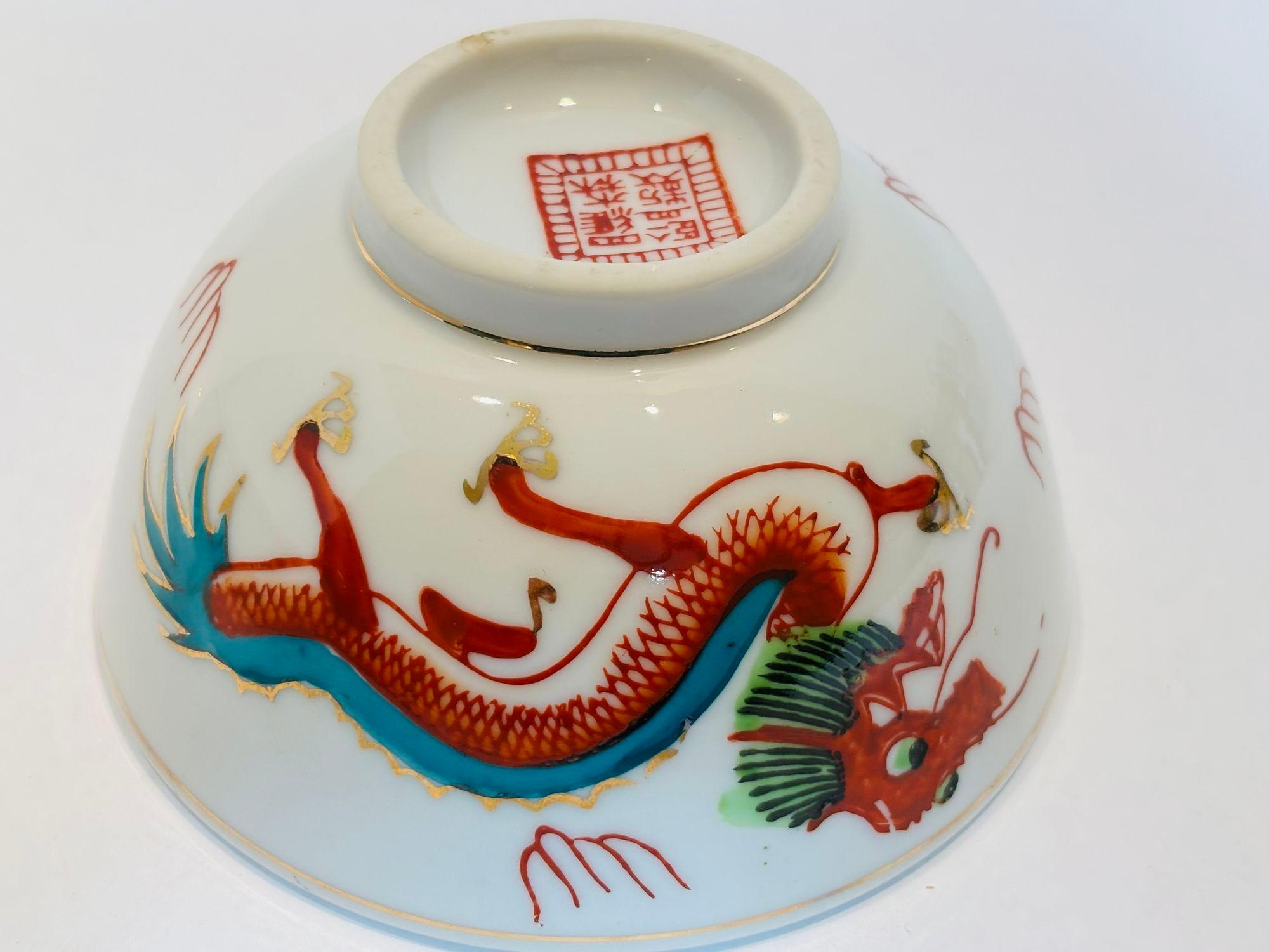 Bol à dragon en porcelaine chinoise peinte à la main, vert et rouge.
Bol porte-bonheur en porcelaine chinoise peinte à la main, représentant un dragon rouge et vert peint à la main sur une face et des fleurs sur l'autre.
Dimensions : 2,25