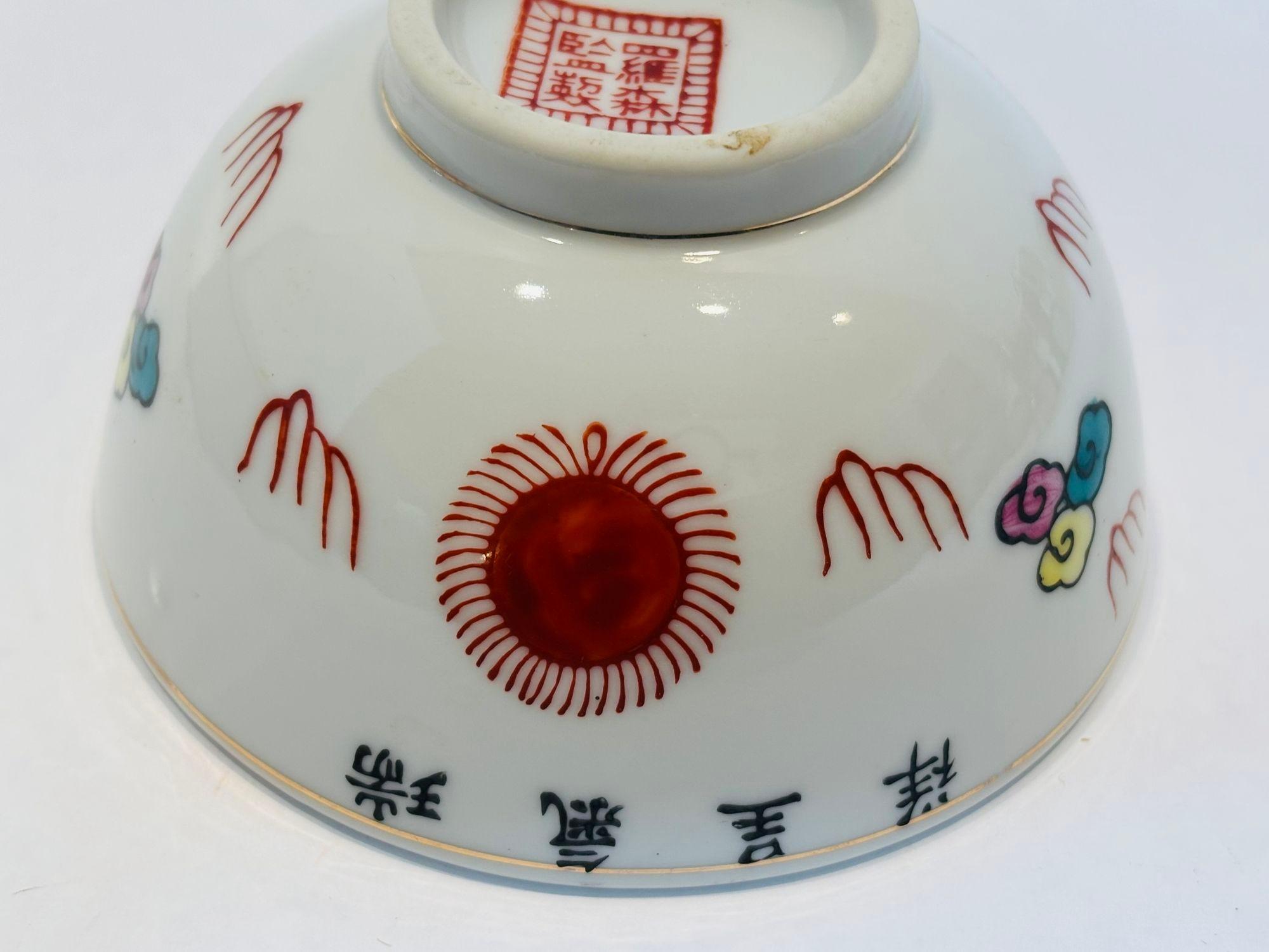 Chinois Bol Lucky Dragon, porcelaine chinoise peinte à la main en vente
