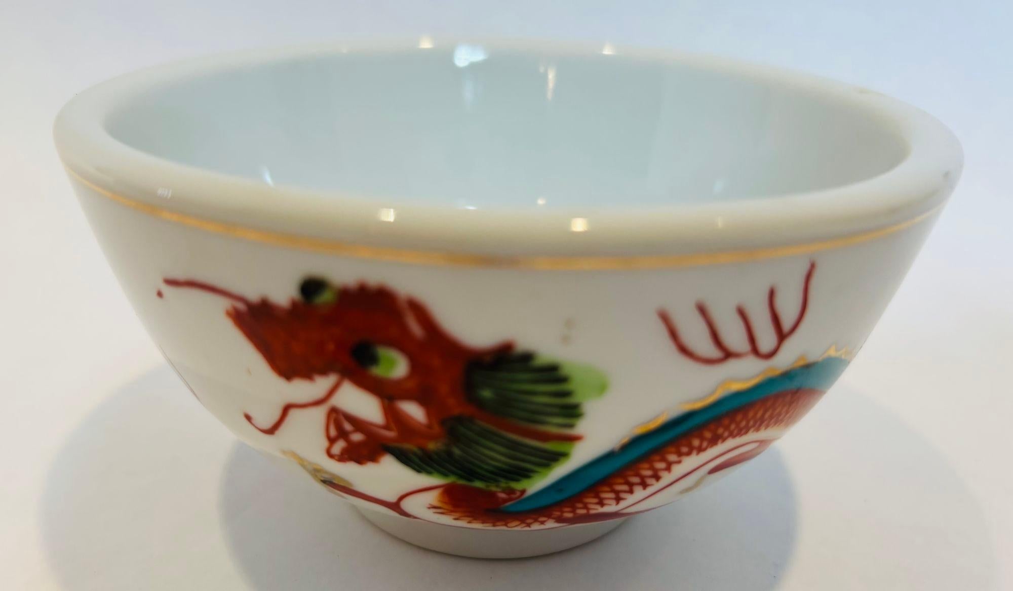 Bol Lucky Dragon, porcelaine chinoise peinte à la main Bon état - En vente à North Hollywood, CA