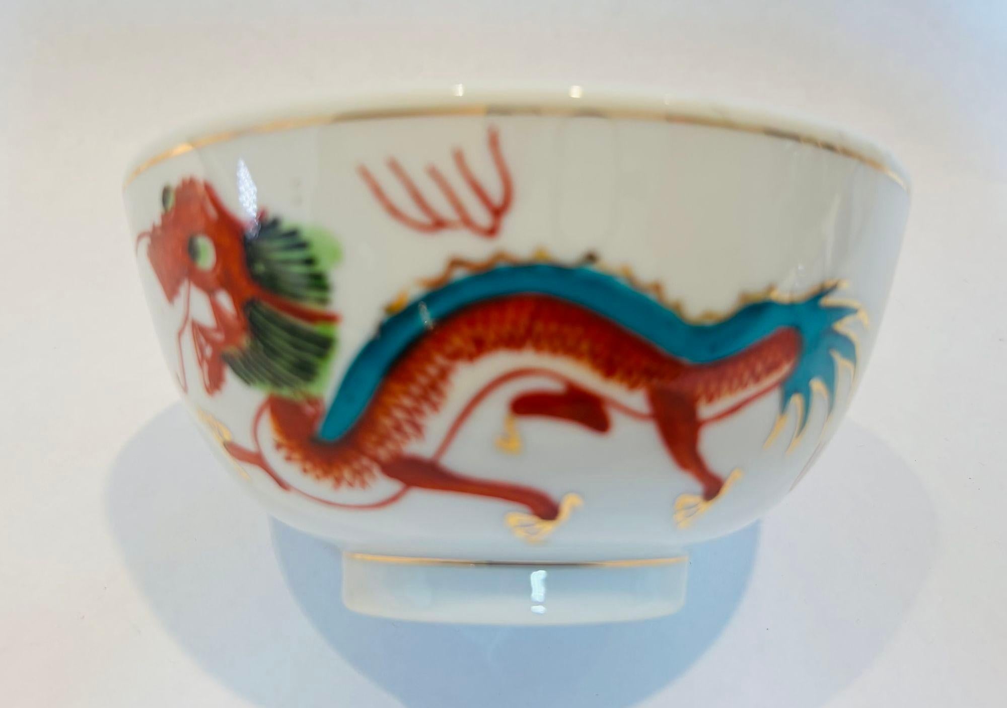 20ième siècle Bol Lucky Dragon, porcelaine chinoise peinte à la main en vente