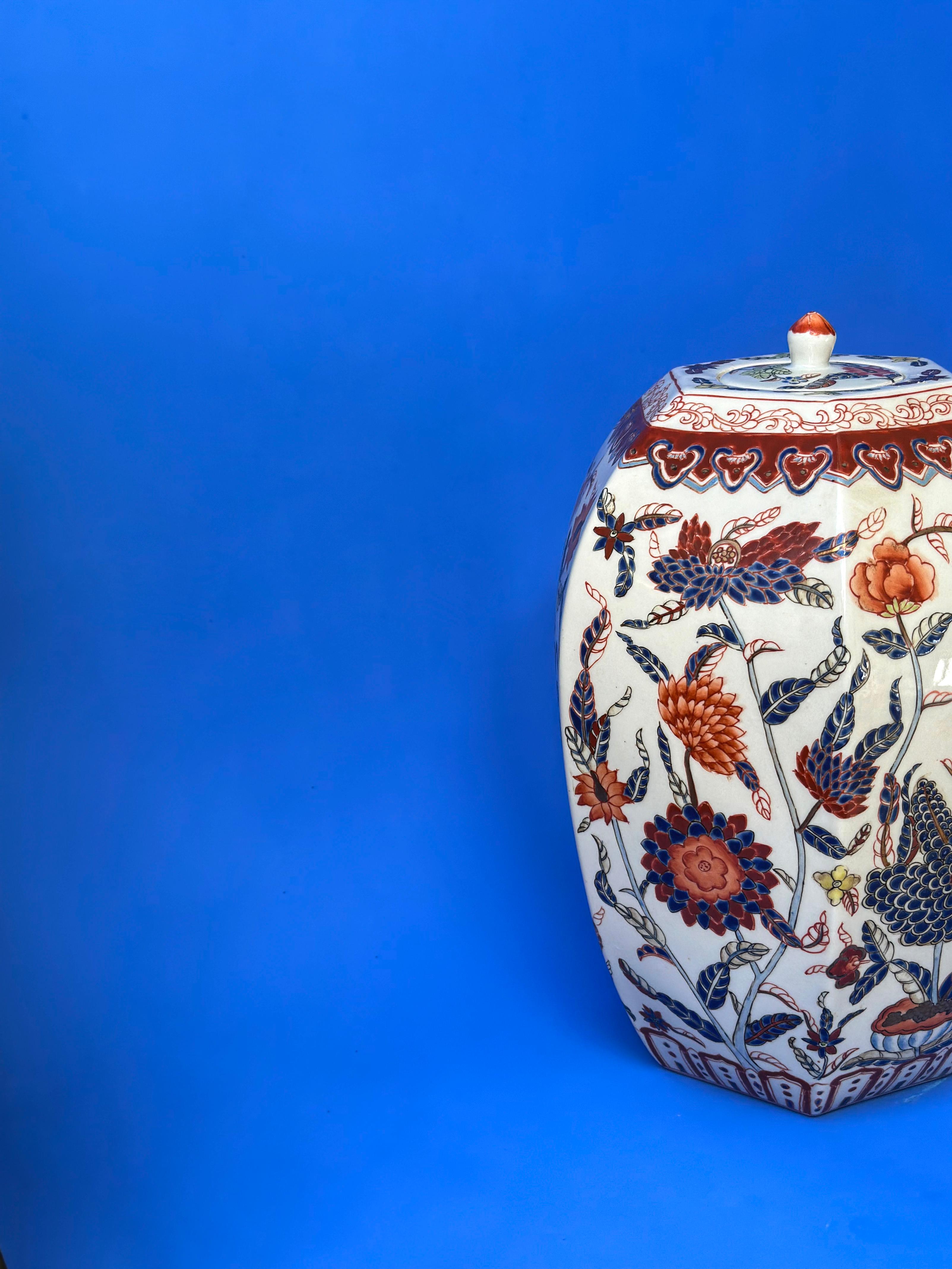 Vintage Chinese Porcelain Lidded Urn - Tongzhi - Red and Blue Floral Decoration  In Good Condition In Glasgow, GB