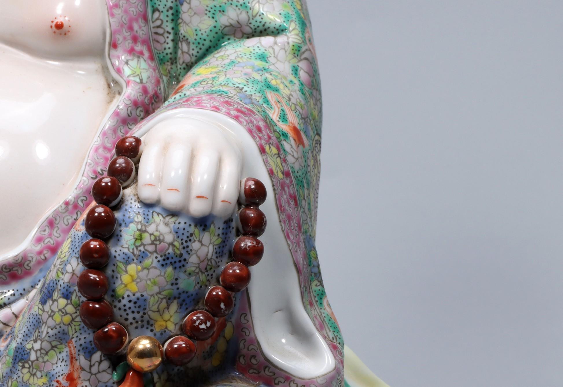 Vintage Chinese Porcelain Maitreya Smiling Buddha Statue - Marked Zeng Longsheng

Cette statue de Bouddha souriant Maitreya en porcelaine chinoise d'époque, réalisée par l'artisan Zeng Longsheng, est un symbole charmant et de bon augure de la joie,