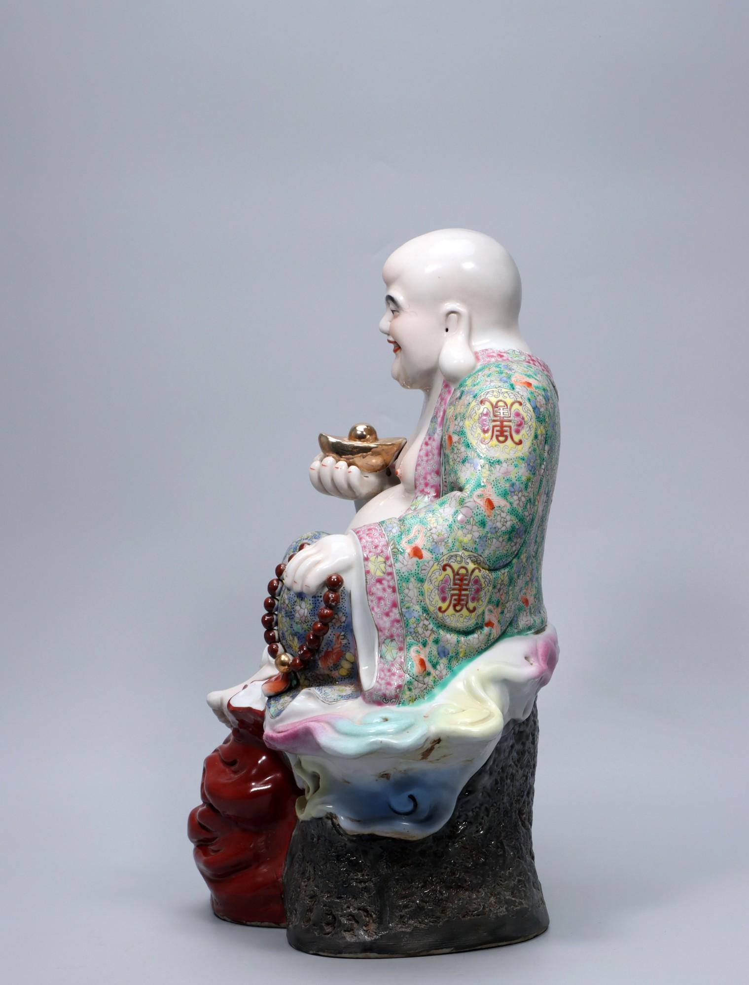 XIXe siècle Statue de Bouddha souriant en porcelaine chinoise Maitreya signée Zeng Longsheng en vente