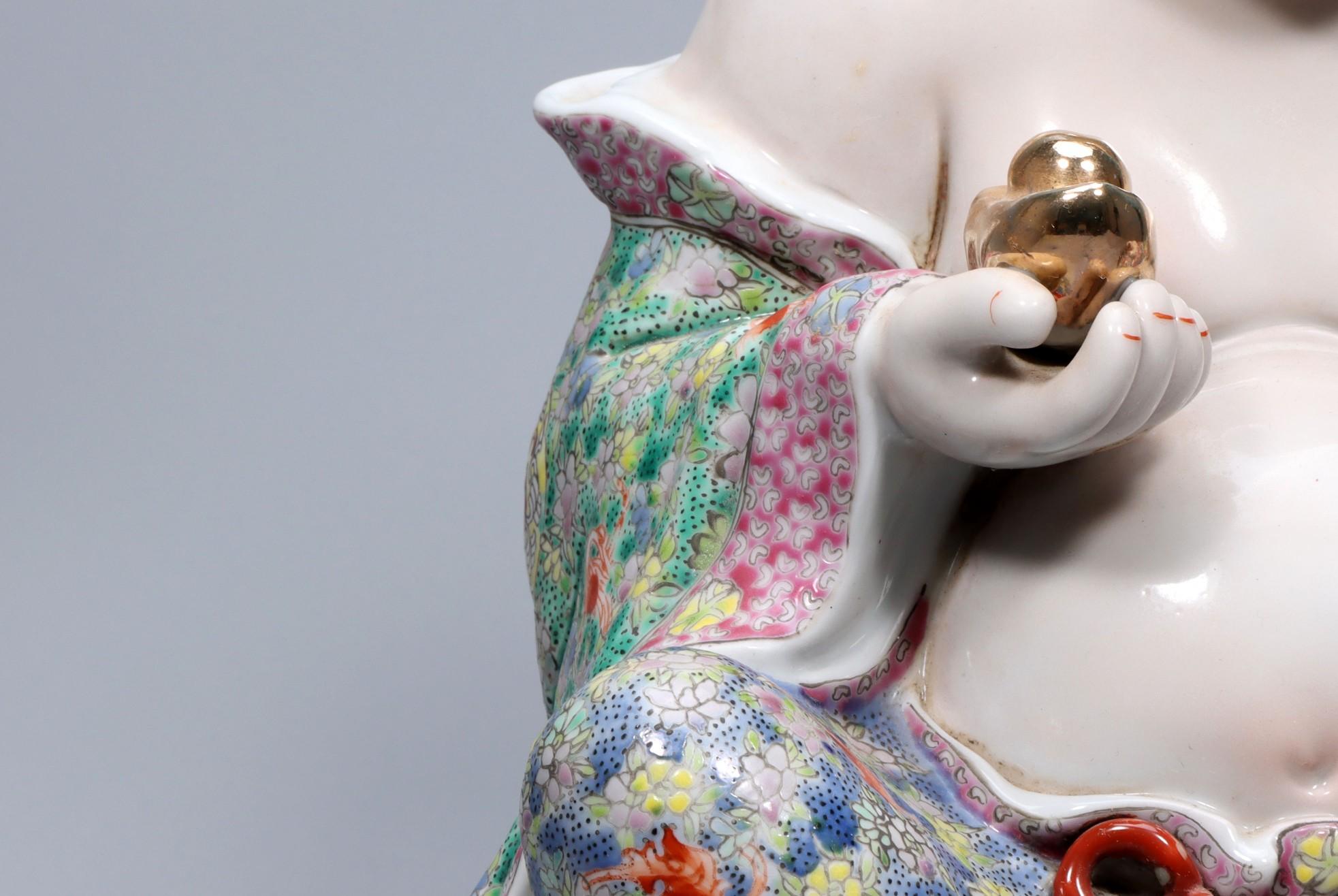 Statue de Bouddha souriant en porcelaine chinoise Maitreya signée Zeng Longsheng en vente 2