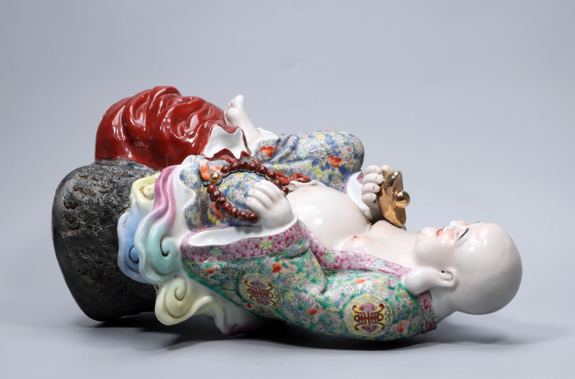 Statue de Bouddha souriant en porcelaine chinoise Maitreya signée Zeng Longsheng en vente 3