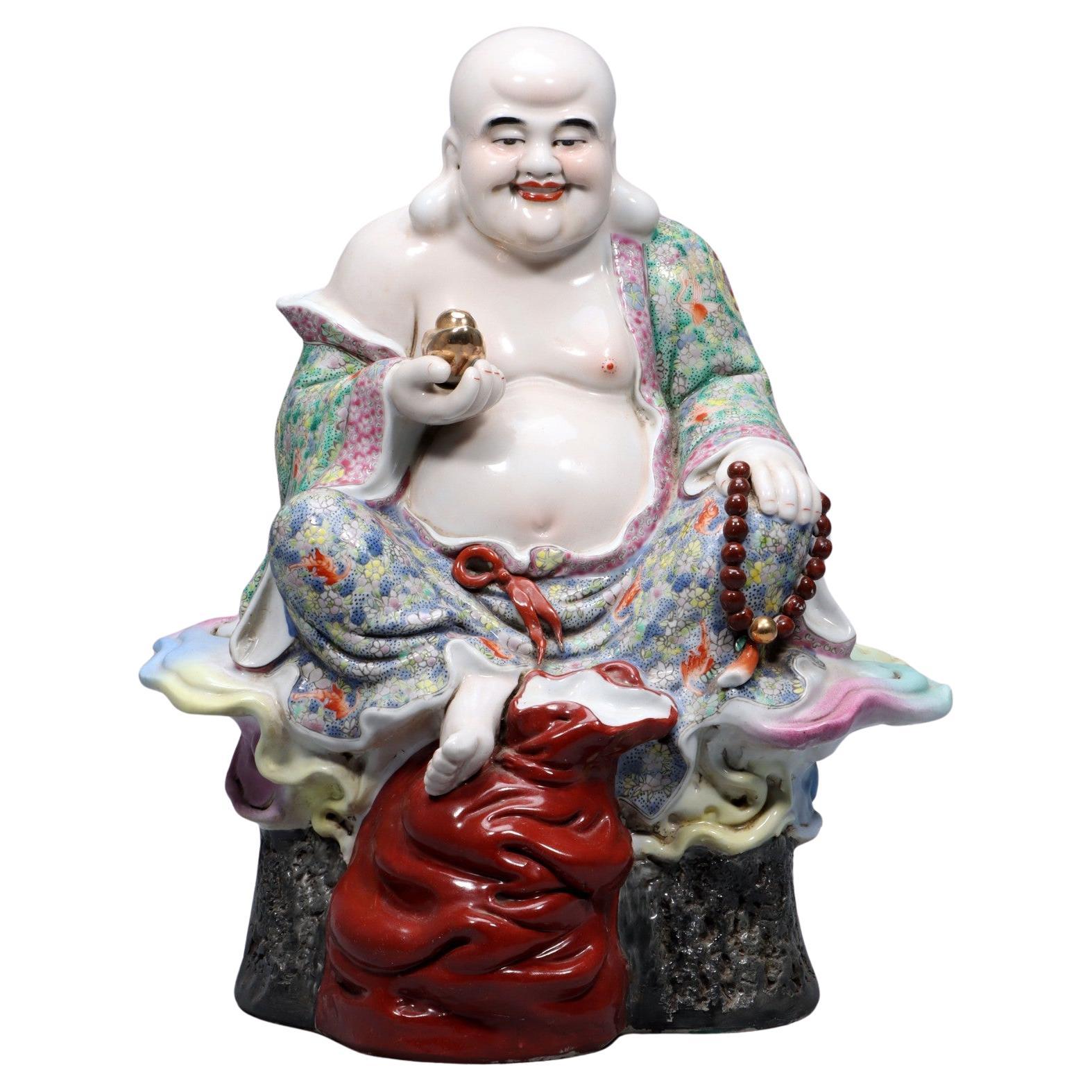Statua di Buddha sorridente Maitreya in porcellana cinese vintage con il marchio Zeng Longsheng