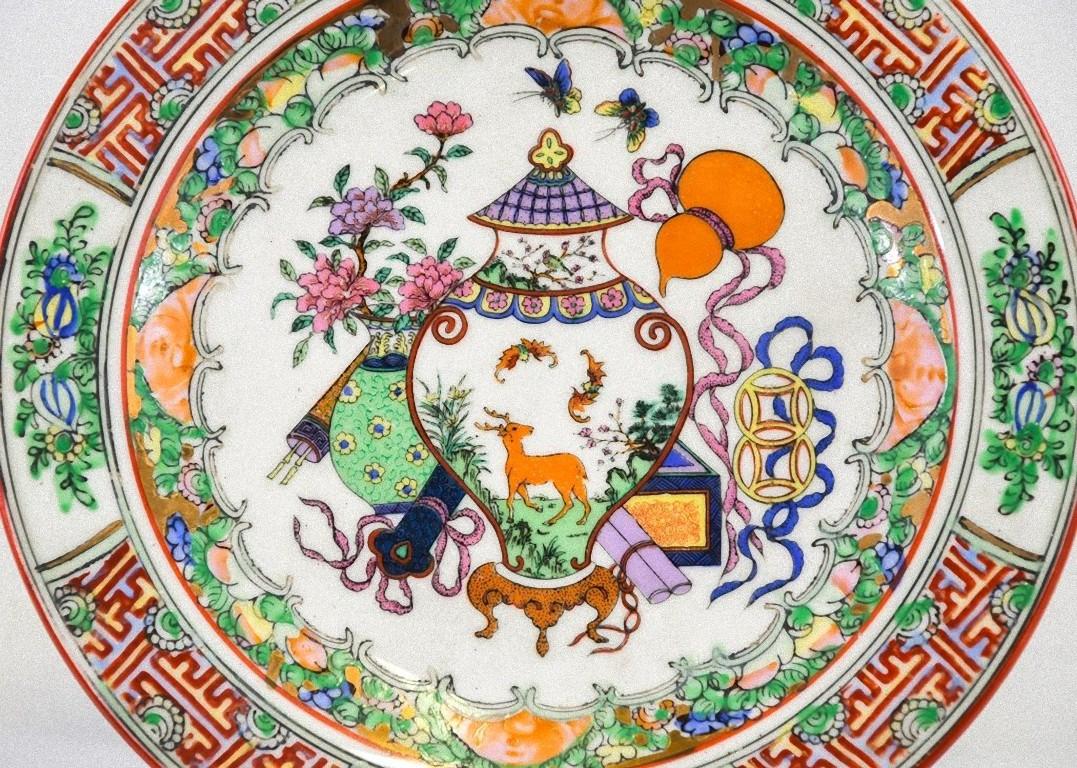 Dieser Porzellanteller ist ein originelles Dekorationsobjekt, das in China von einer chinesischen Manufaktur zu Beginn des 20. Jahrhunderts hergestellt wurde. 

Es ist mit geometrischen und floralen Ornamenten an den Rändern