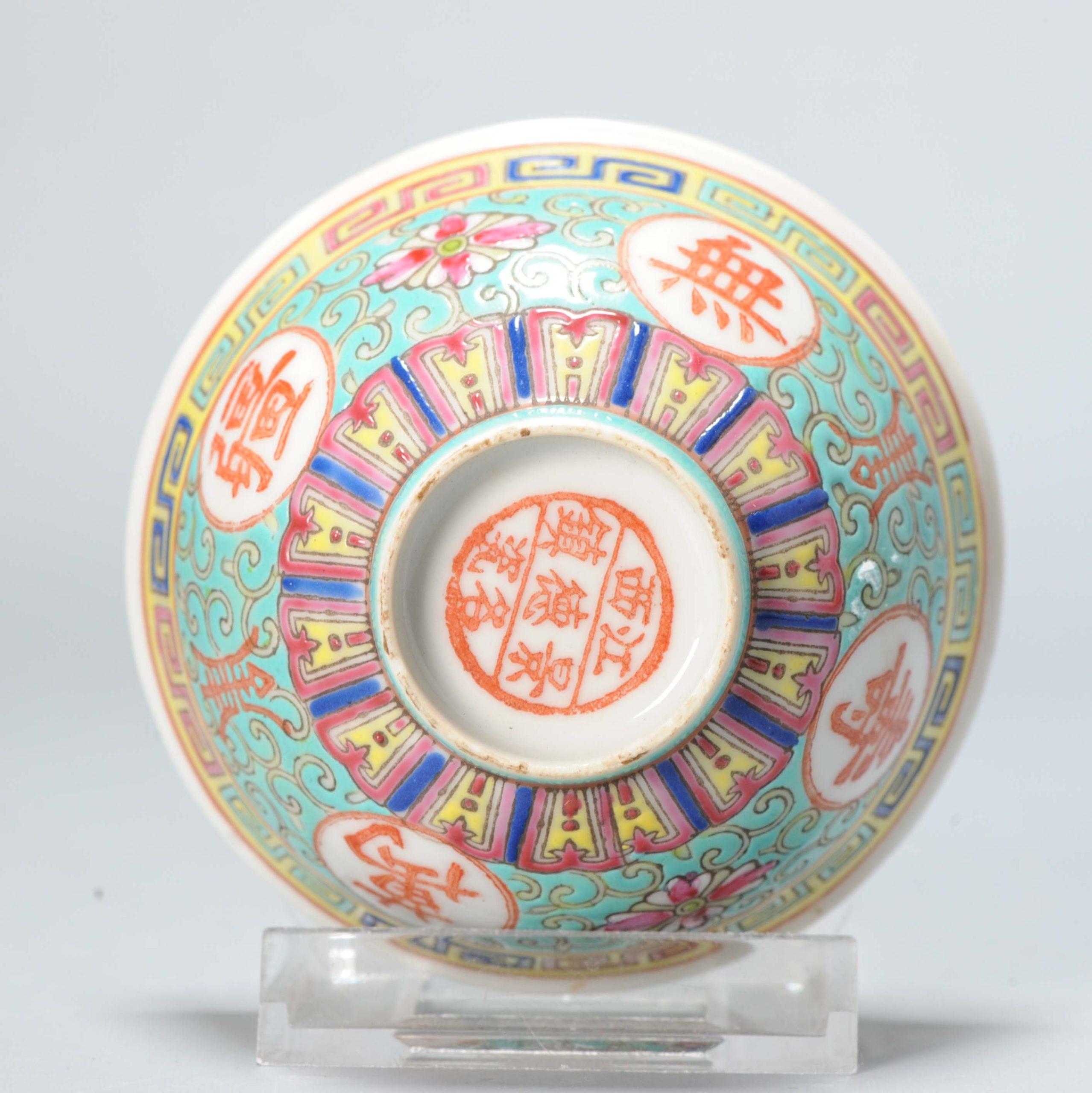 Chinesische PROC-Schale aus Vintage-Porzellan Famille-Rose mit Blumen markiert, 20. Jahrhundert. im Zustand „Gut“ im Angebot in Amsterdam, Noord Holland