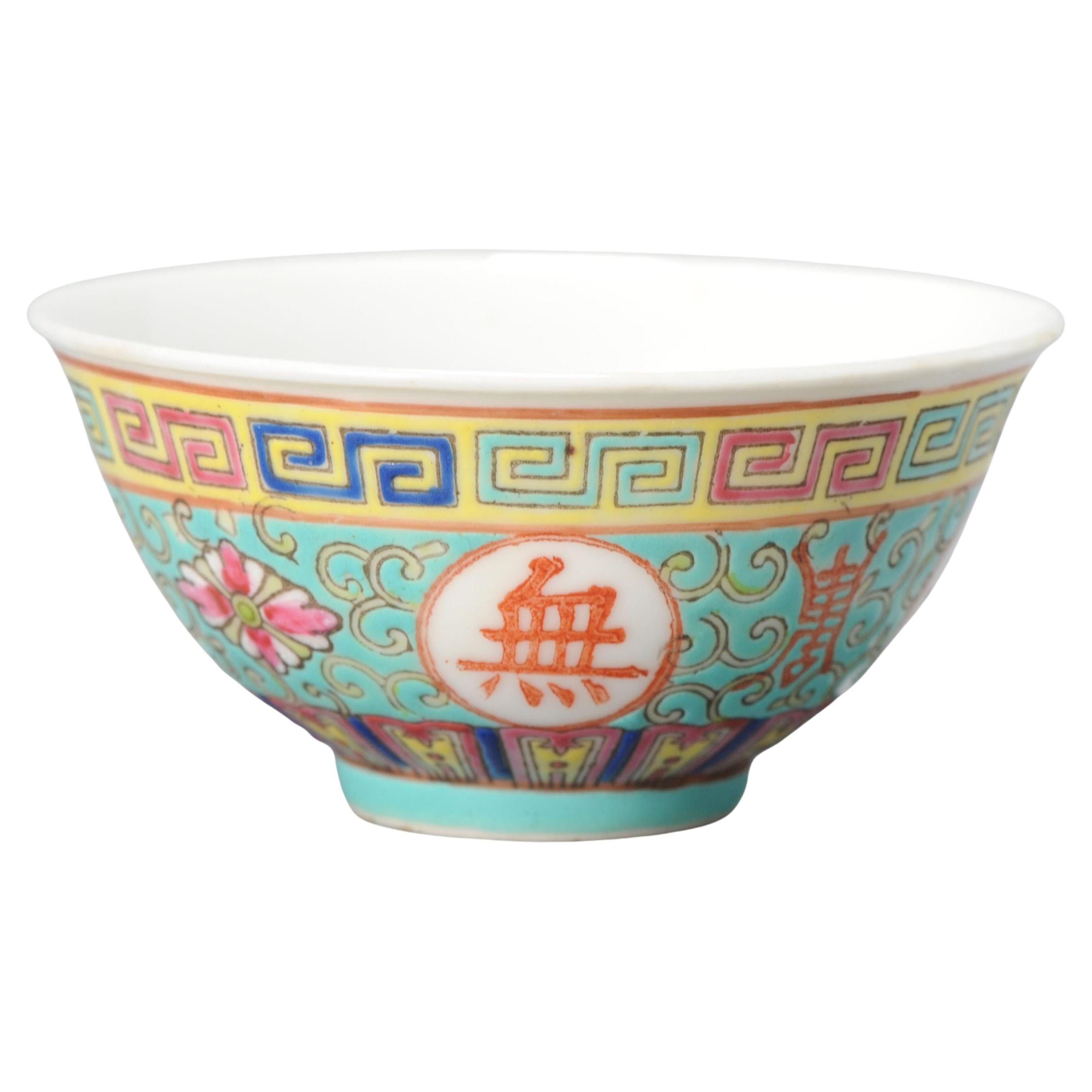 Chinesische PROC-Schale aus Vintage-Porzellan Famille-Rose mit Blumen markiert, 20. Jahrhundert.