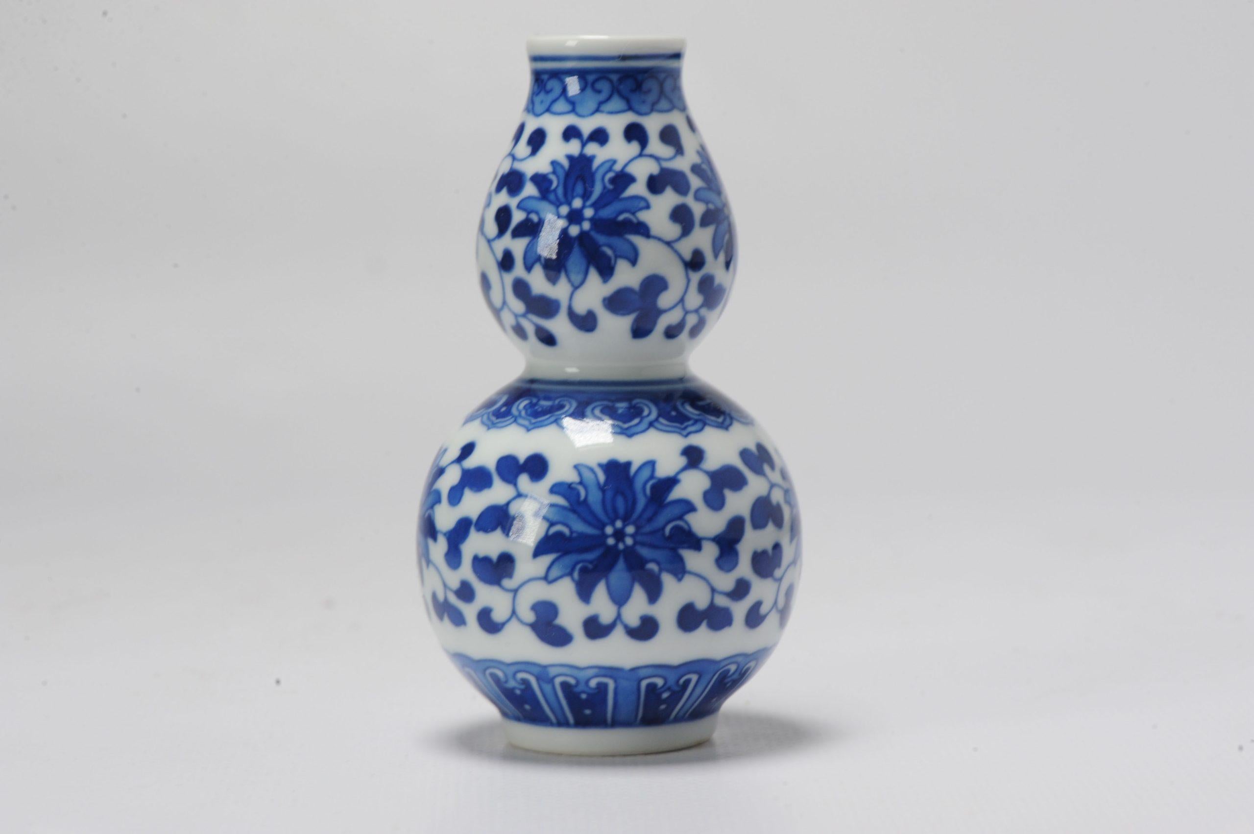 Marchio di sigillo alla base. Cina, XX o XXI secolo.

Informazioni aggiuntive:
Materiale: Porcellana e ceramica
Tipo di decorazione / Colore: Policromo
Regione di origine: Cina
Periodo: 21° secolo, 20° secolo
Periodo della dinastia cinese: PRoC