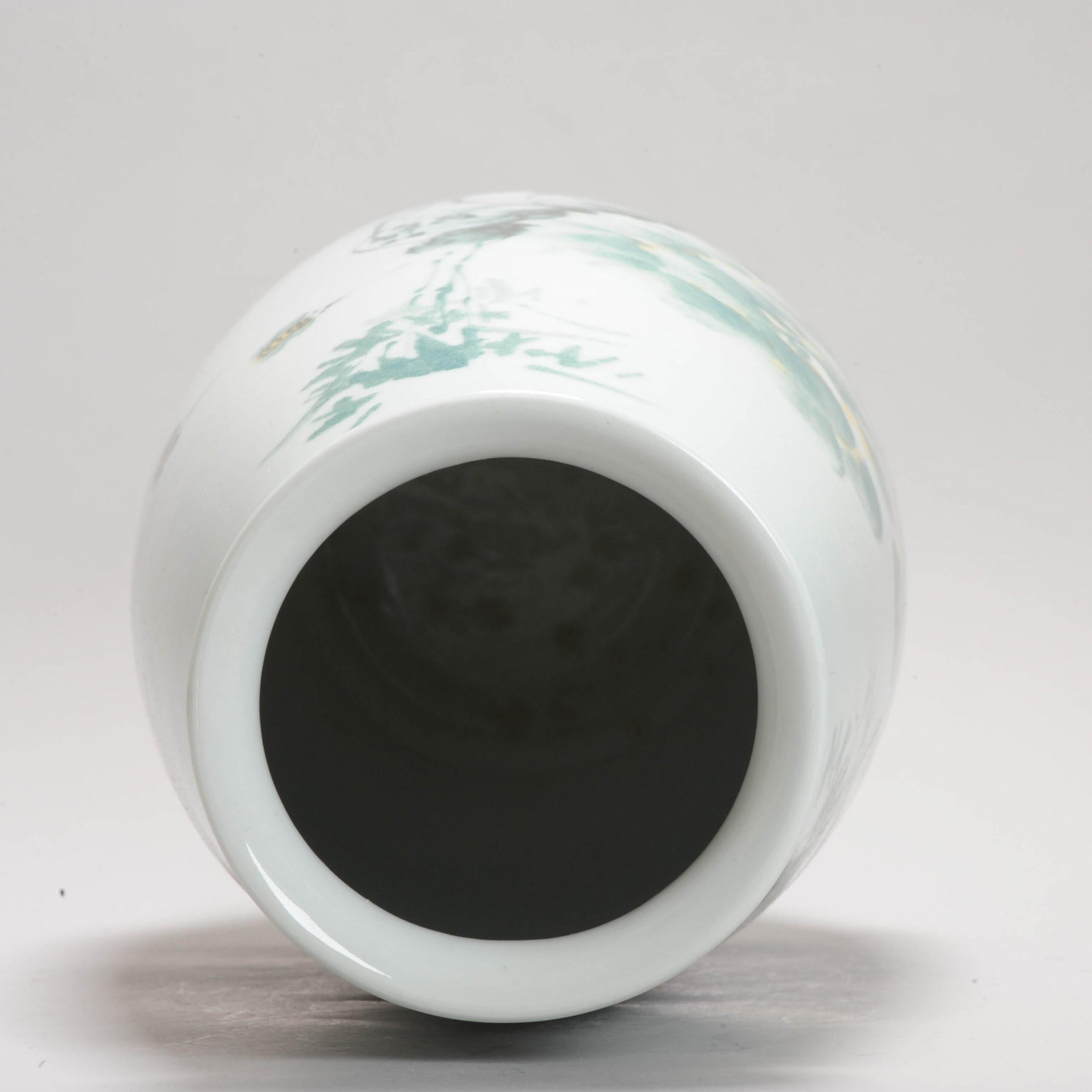 Cinese Vaso di porcellana cinese d'epoca PROC Liling Flower Bees Vase China Underglaze, 20th C. in vendita