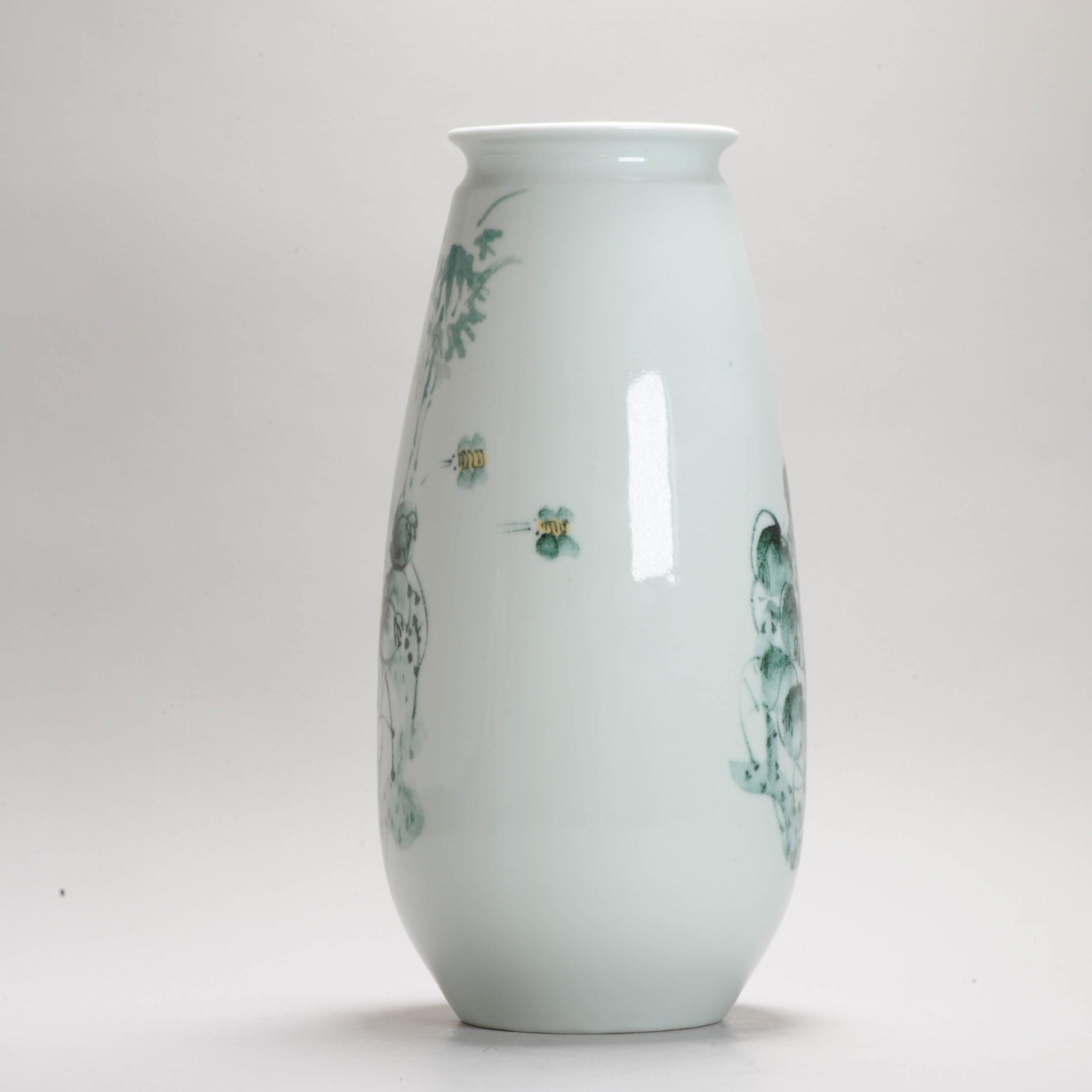 Vaso di porcellana cinese d'epoca PROC Liling Flower Bees Vase China Underglaze, 20th C. In condizioni buone in vendita a Amsterdam, Noord Holland