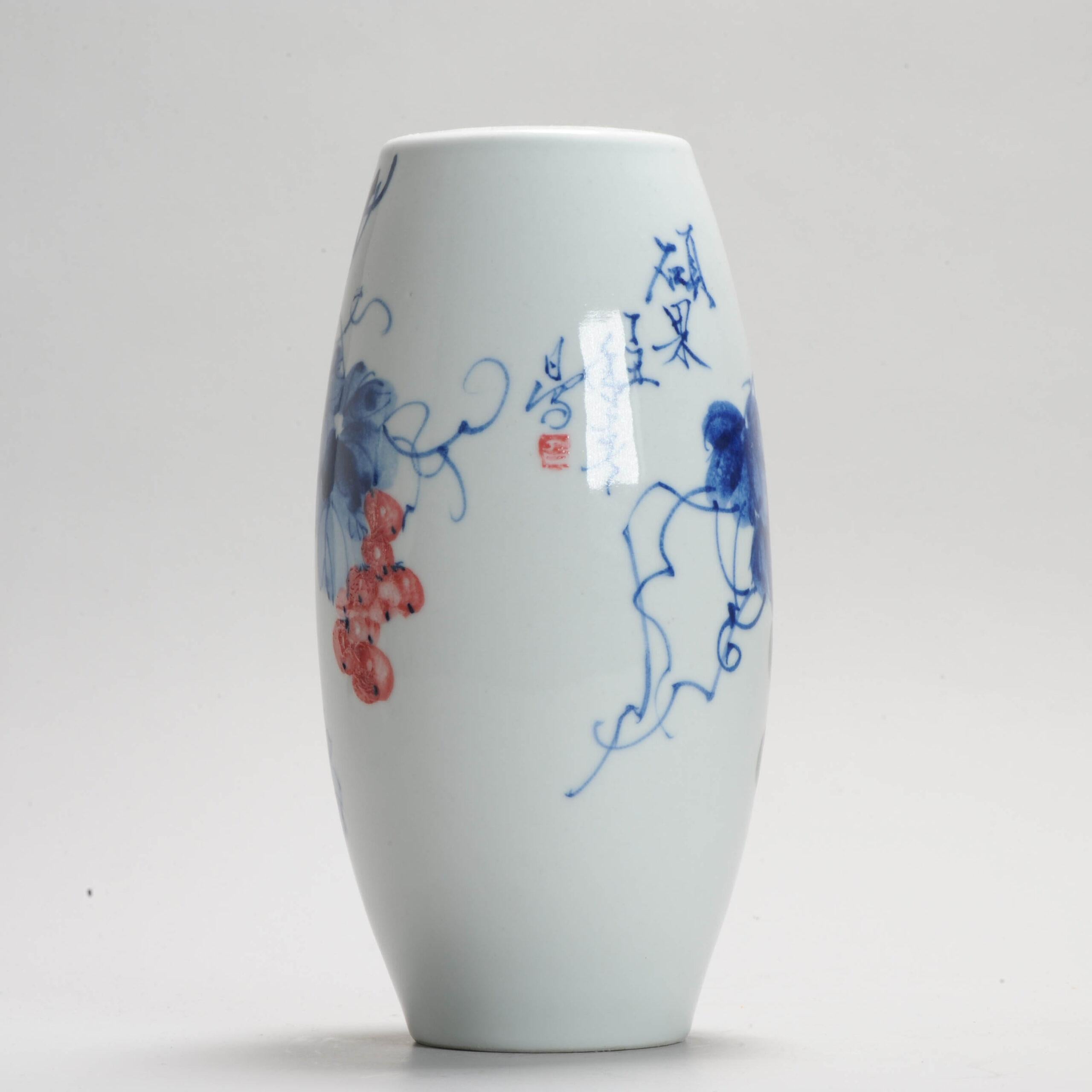 Vaso di porcellana cinese d'epoca PROC Liling Flower Grapes, sottosmalto, 20° sec. In condizioni buone in vendita a Amsterdam, Noord Holland