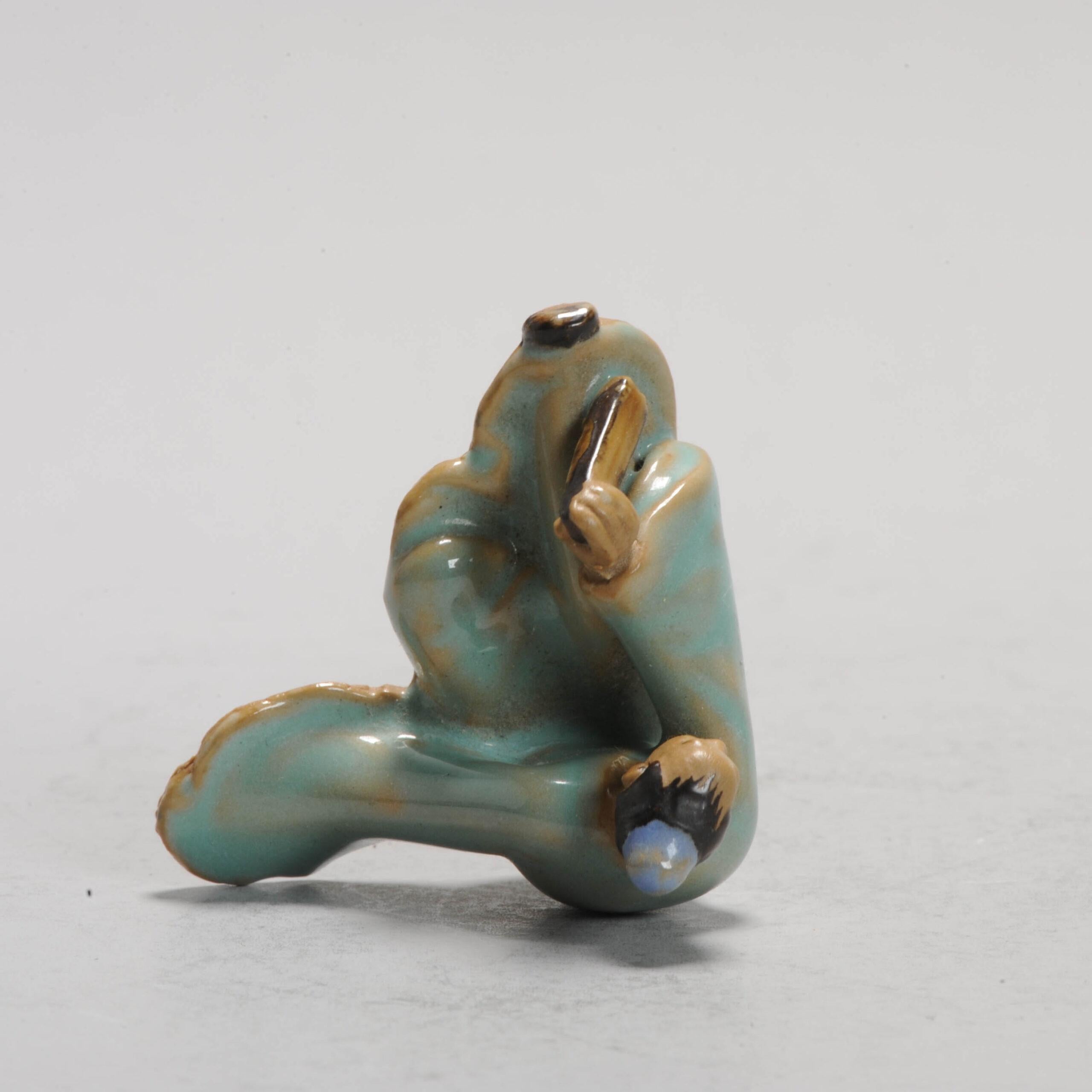 Charmante figurine chinoise Shiwan Li Bai. Datant des années 1980 ou 1990.

Informations complémentaires :
MATERIAL : Porcelaine et poterie
Type de décoration / Couleur : Polychrome
Région d'origine : Chine
Période : 20ème siècle
Période de la