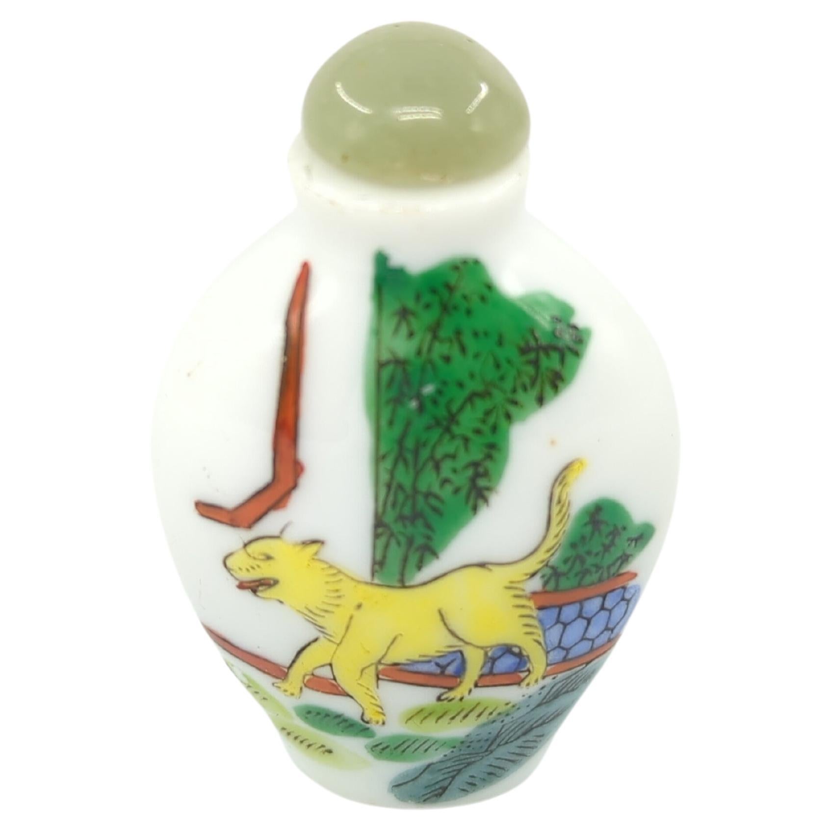 Chinois Tabatière vintage en porcelaine chinoise, chien Fencai dans une cour, bouchon en jade 20 carats en vente