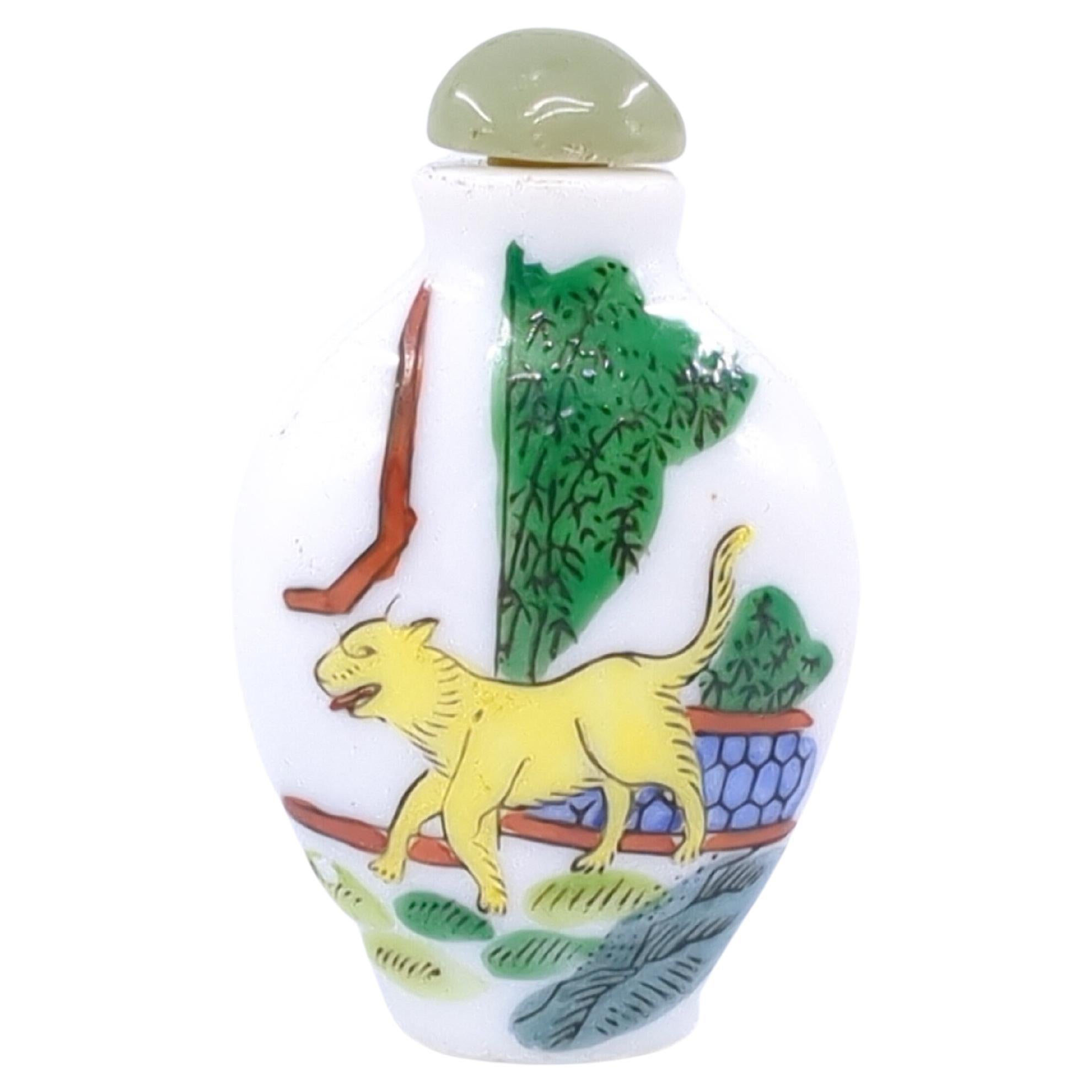 Tabatière vintage en porcelaine chinoise, chien Fencai dans une cour, bouchon en jade 20 carats