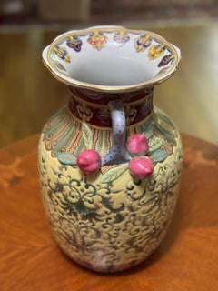 Vintage-Vase aus chinesischem Porzellan mit aufgesetztem 3D-Motiv