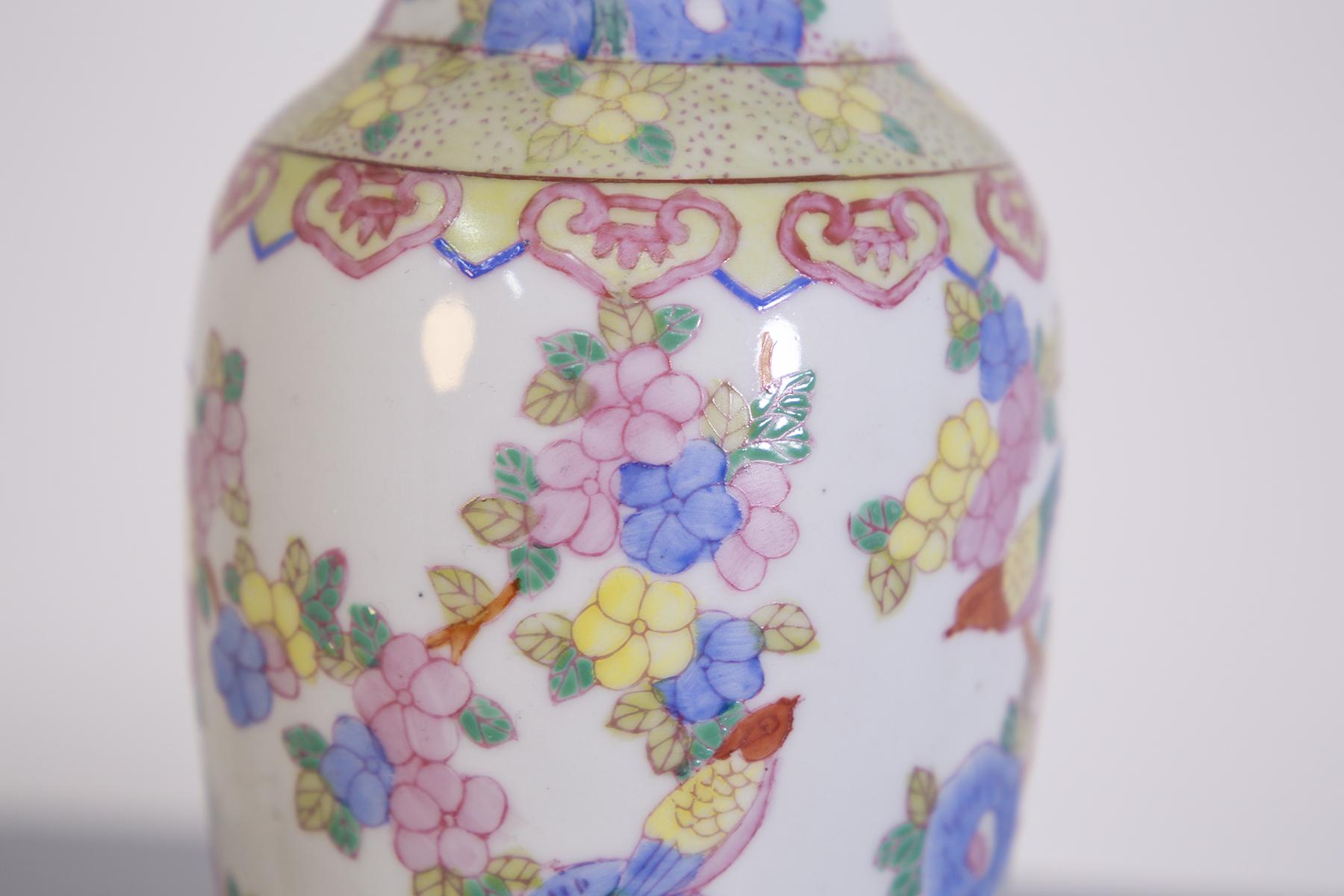 Vintage Chinese Porcelain Vase Hand Painted In Good Condition For Sale In Milano, IT