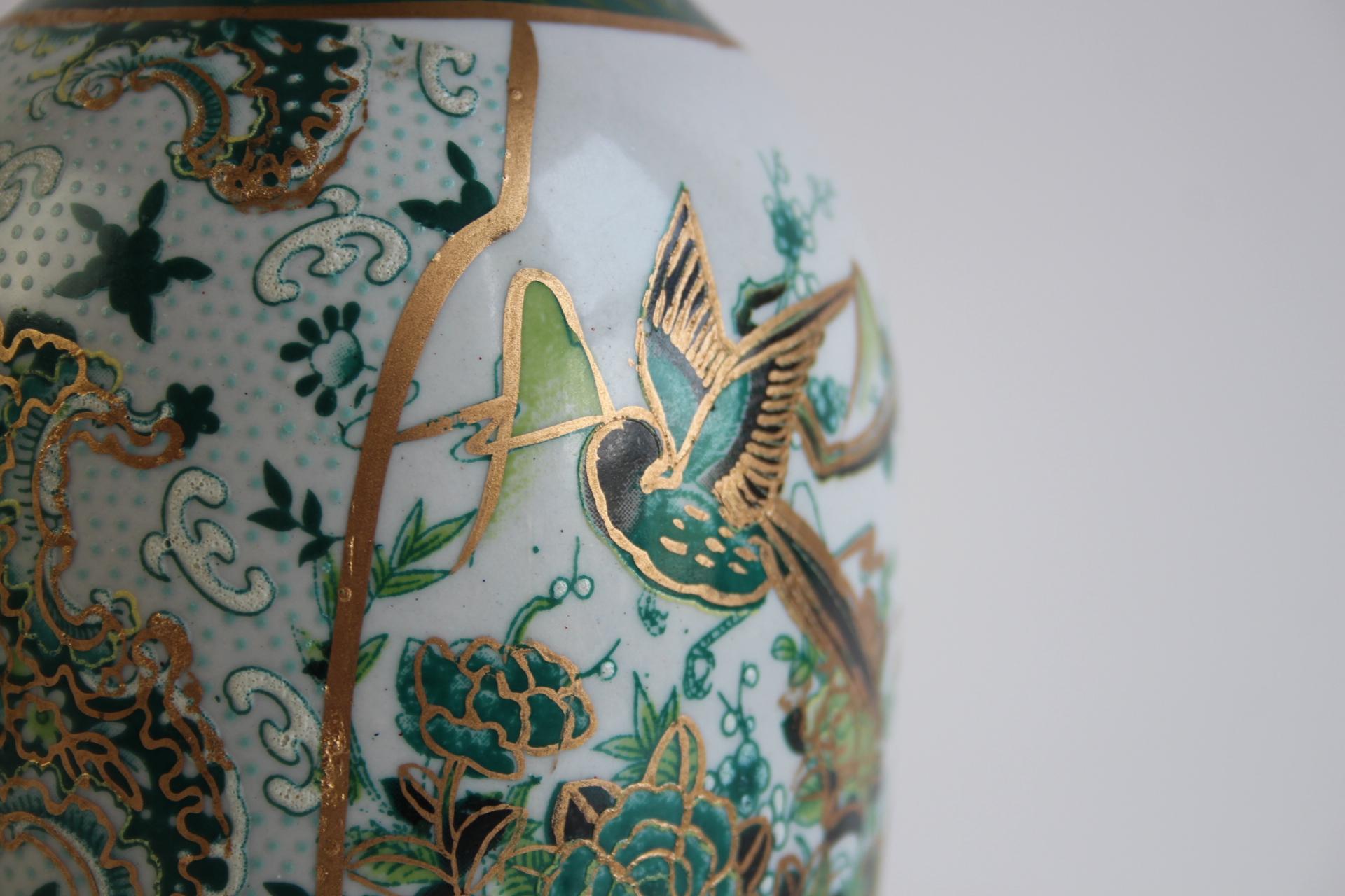Vaso cinese d'epoca in porcellana con uccelli e disegni floreali in vendita 3