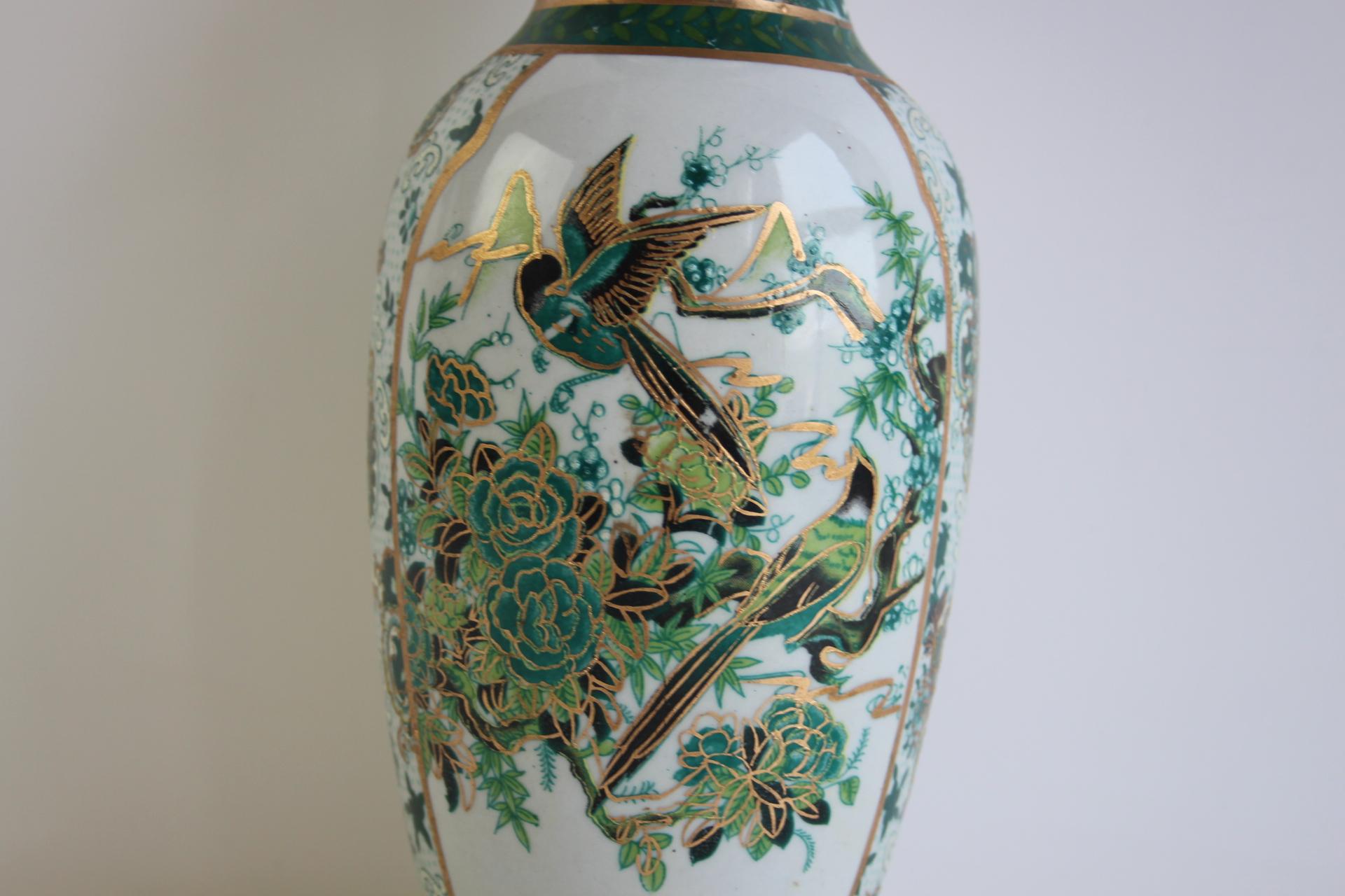 Un vaso di porcellana cinese d'epoca di ottima fattura, riccamente decorato con uccelli e motivi floreali dipinti a mano nei toni del verde, turchese, oro e nero. Questo pezzo alto ed elegante presenta una forma tradizionale a balaustro e raffinati