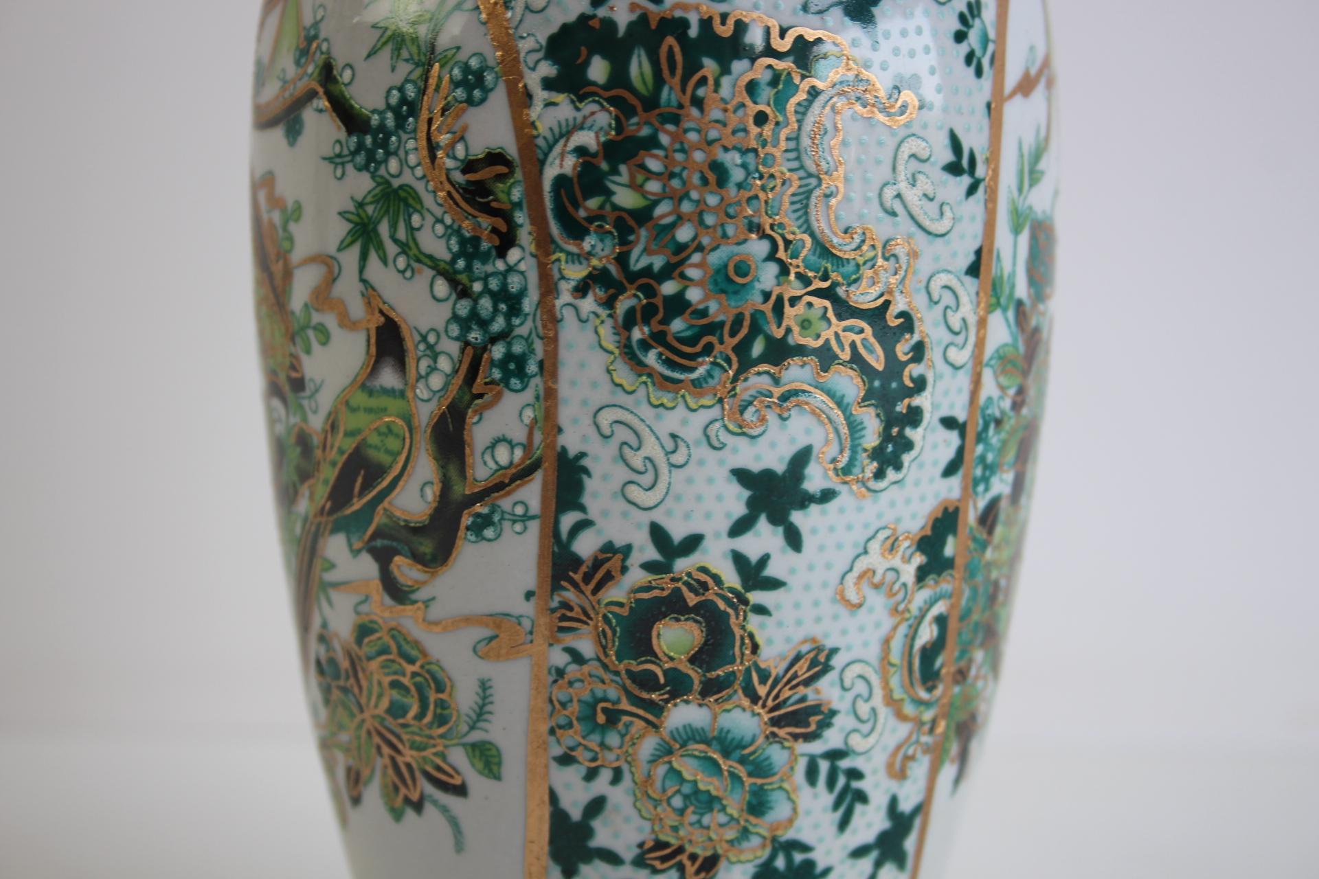Cinese Vaso cinese d'epoca in porcellana con uccelli e disegni floreali in vendita