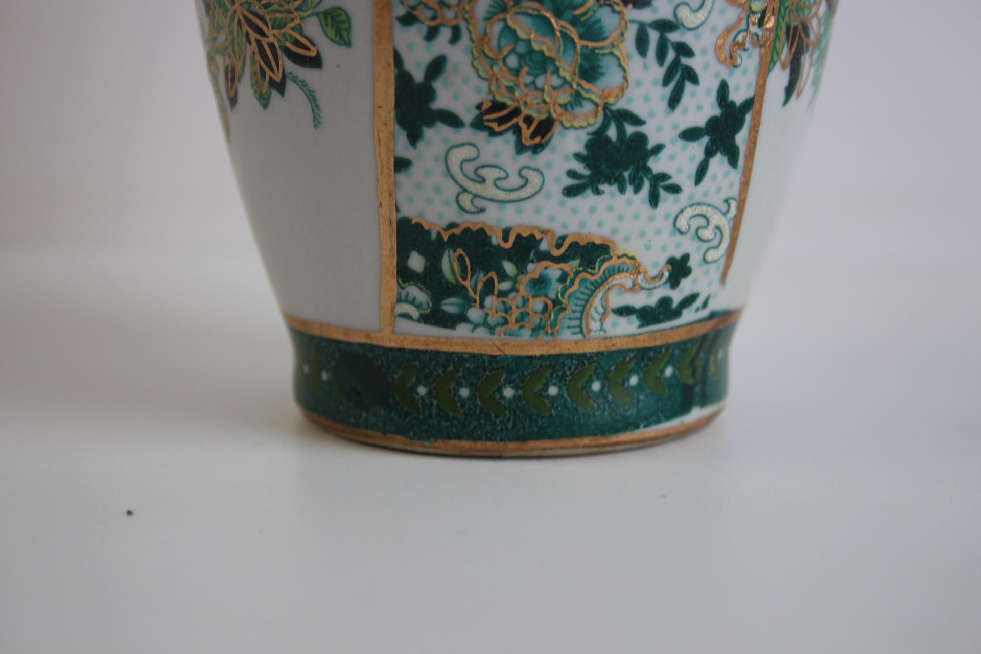 Vaso cinese d'epoca in porcellana con uccelli e disegni floreali In condizioni buone in vendita a Praha, CZ