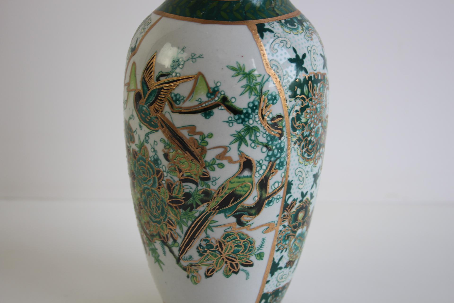 Porcellana Vaso cinese d'epoca in porcellana con uccelli e disegni floreali in vendita