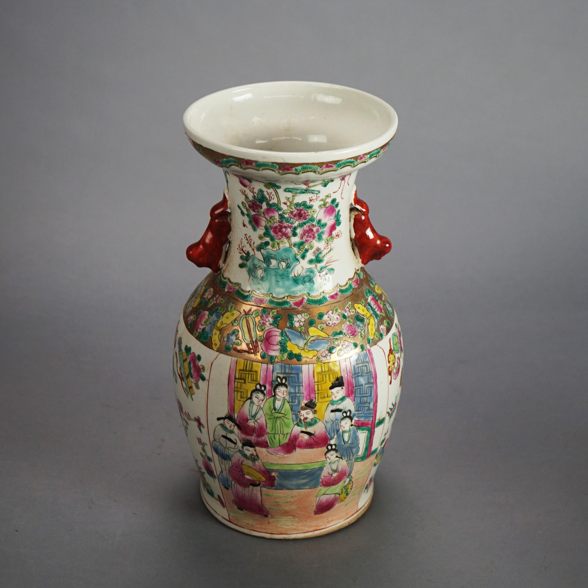 Vaso a doppio manico in porcellana cinese d'epoca con scena di genere e fiori da giardino, timbrato, C1930

Misure: 14'' H. x 7,25'' L. x 7,25'' P.
