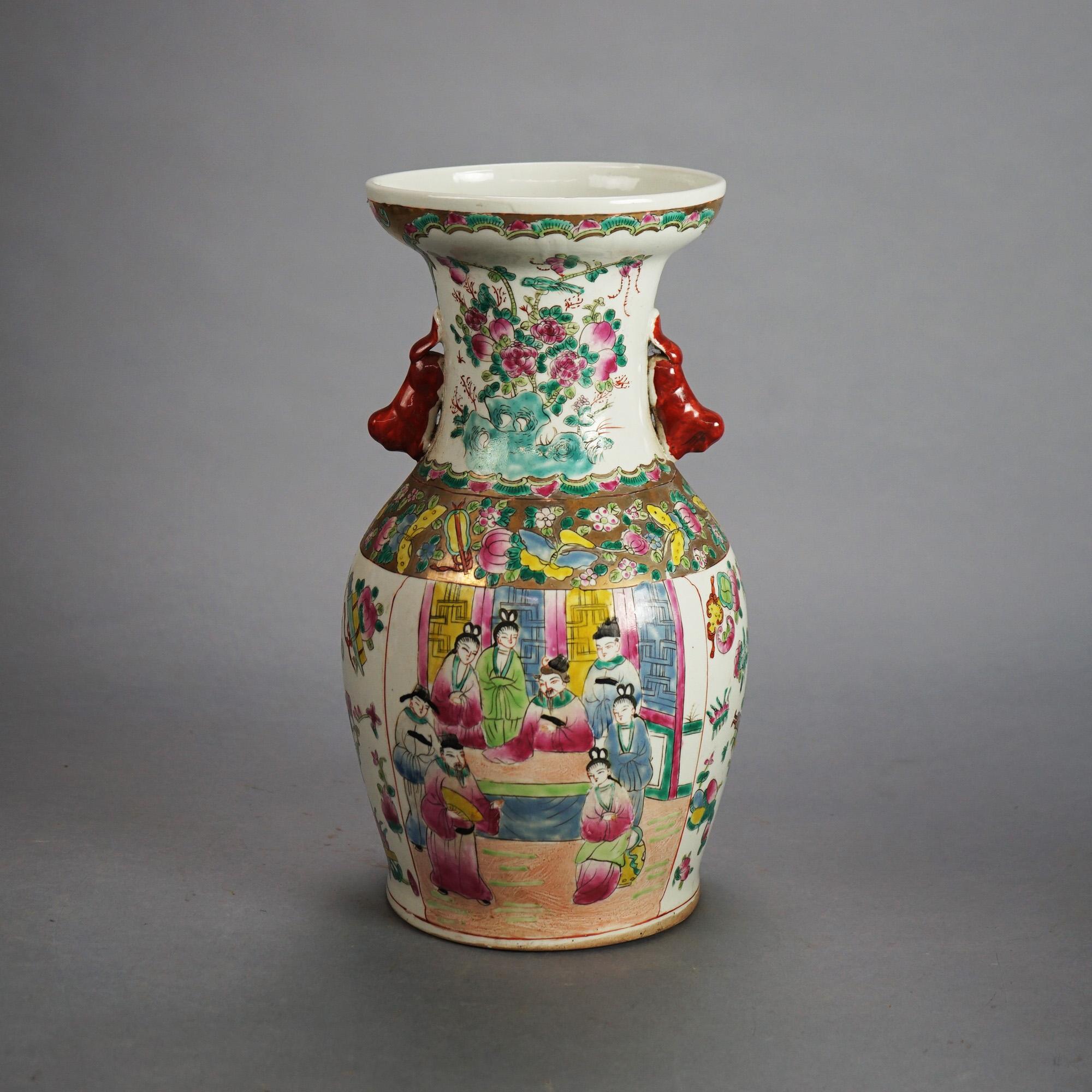 Asiatico Vaso di porcellana cinese d'epoca con scena di genere e fiori da giardino, timbrato, C1930 in vendita