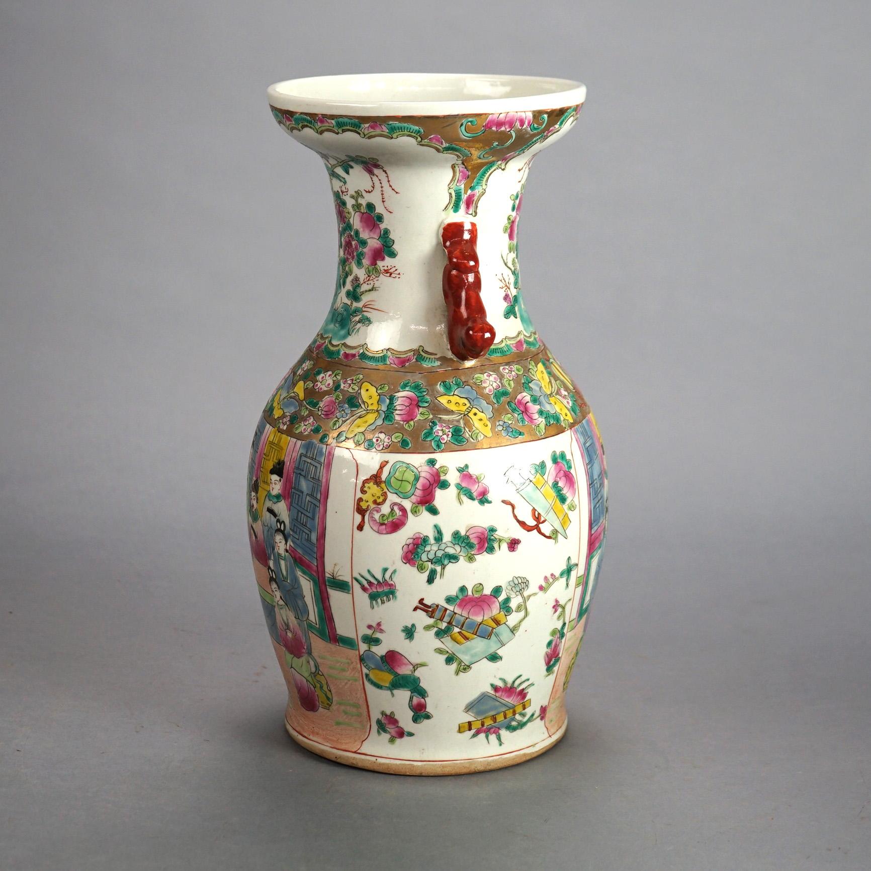 Vaso di porcellana cinese d'epoca con scena di genere e fiori da giardino, timbrato, C1930 In condizioni buone in vendita a Big Flats, NY