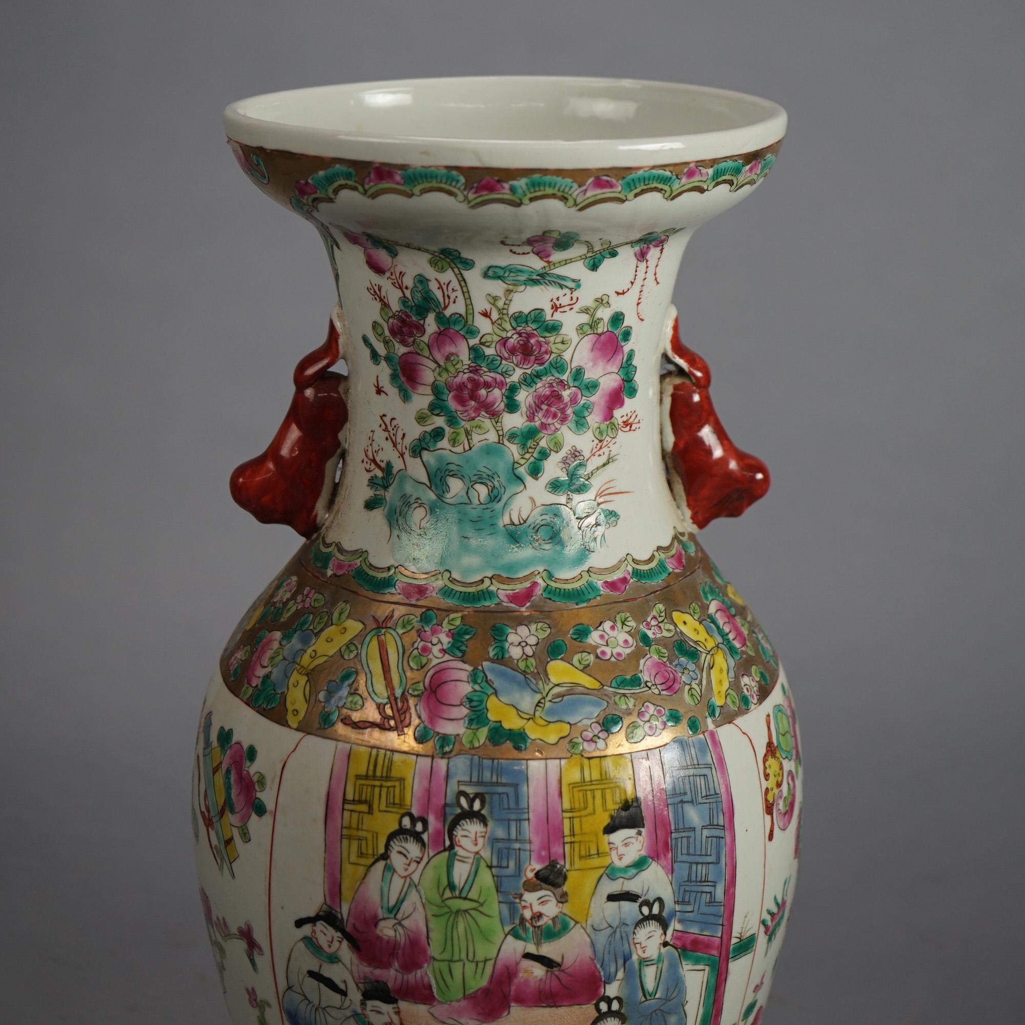 XX secolo Vaso di porcellana cinese d'epoca con scena di genere e fiori da giardino, timbrato, C1930 in vendita