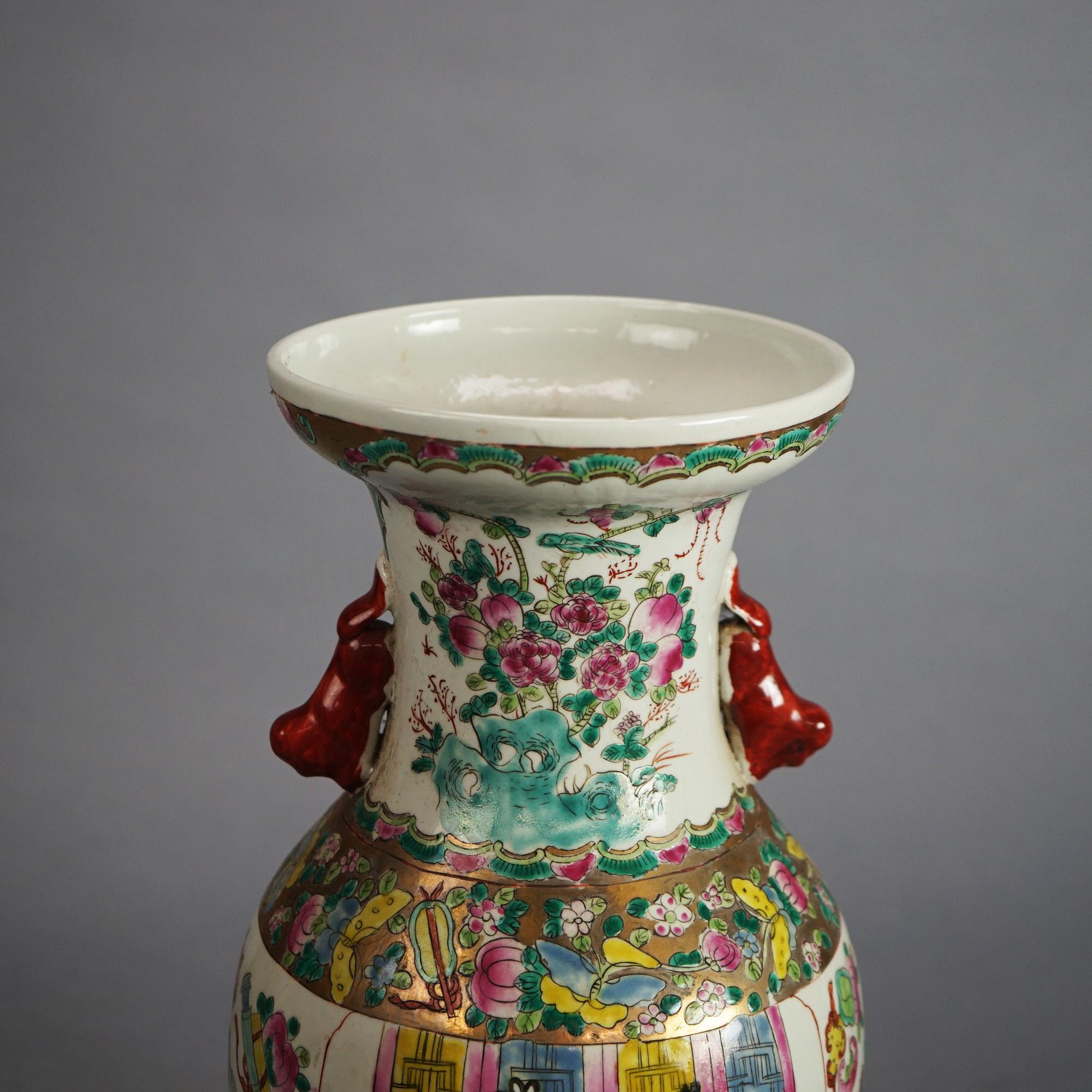 Porcellana Vaso di porcellana cinese d'epoca con scena di genere e fiori da giardino, timbrato, C1930 in vendita