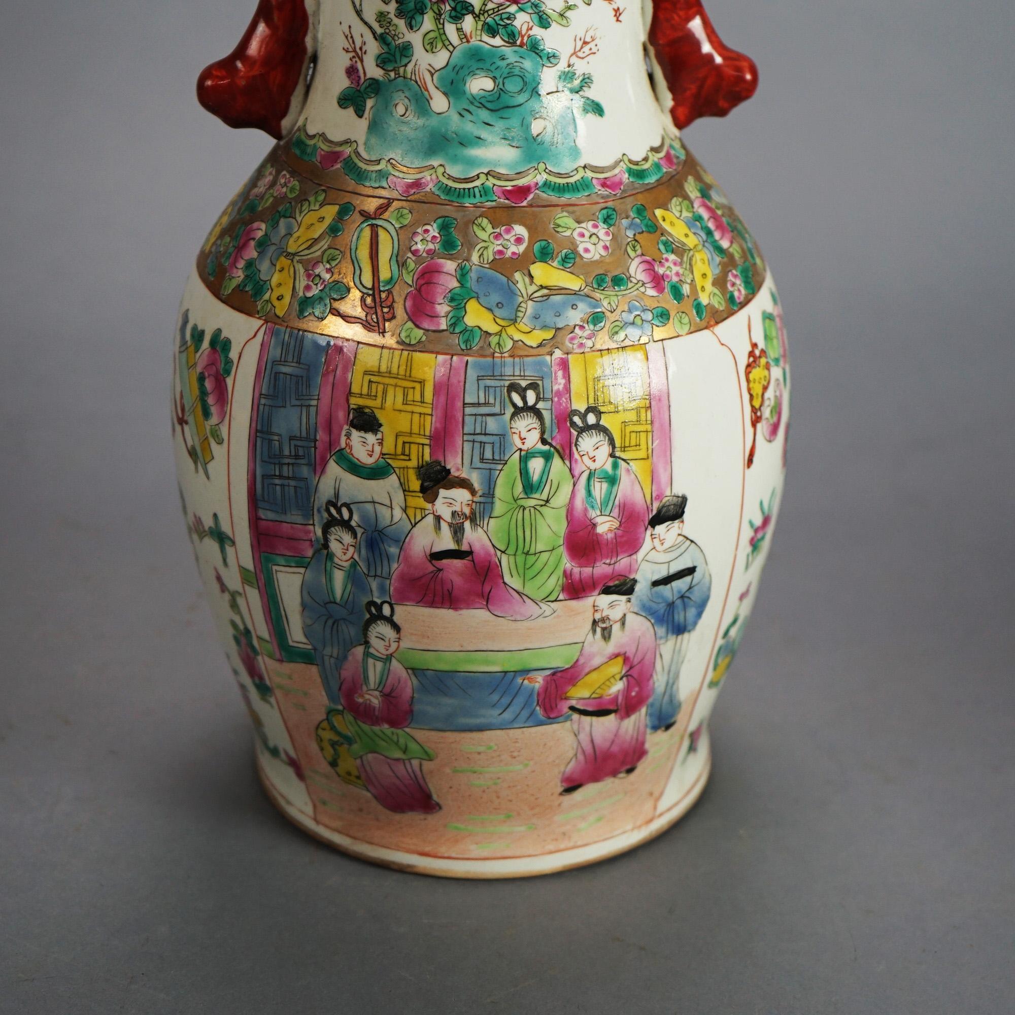 Vaso di porcellana cinese d'epoca con scena di genere e fiori da giardino, timbrato, C1930 in vendita 2