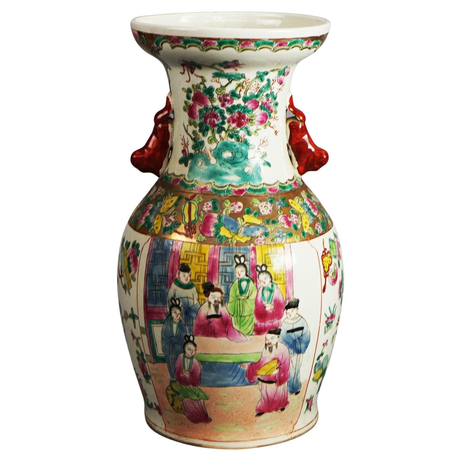 Vaso di porcellana cinese d'epoca con scena di genere e fiori da giardino, timbrato, C1930