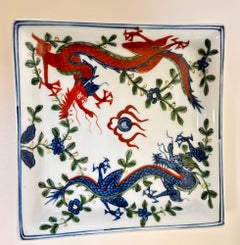 Chinesische Wucai-Schale mit blauen und roten Drachen aus Porzellan im Vintage-Stil