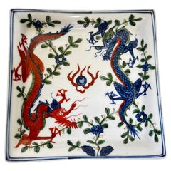 Chinesische Wucai-Schale mit blauen und roten Drachen aus Porzellan im Vintage-Stil