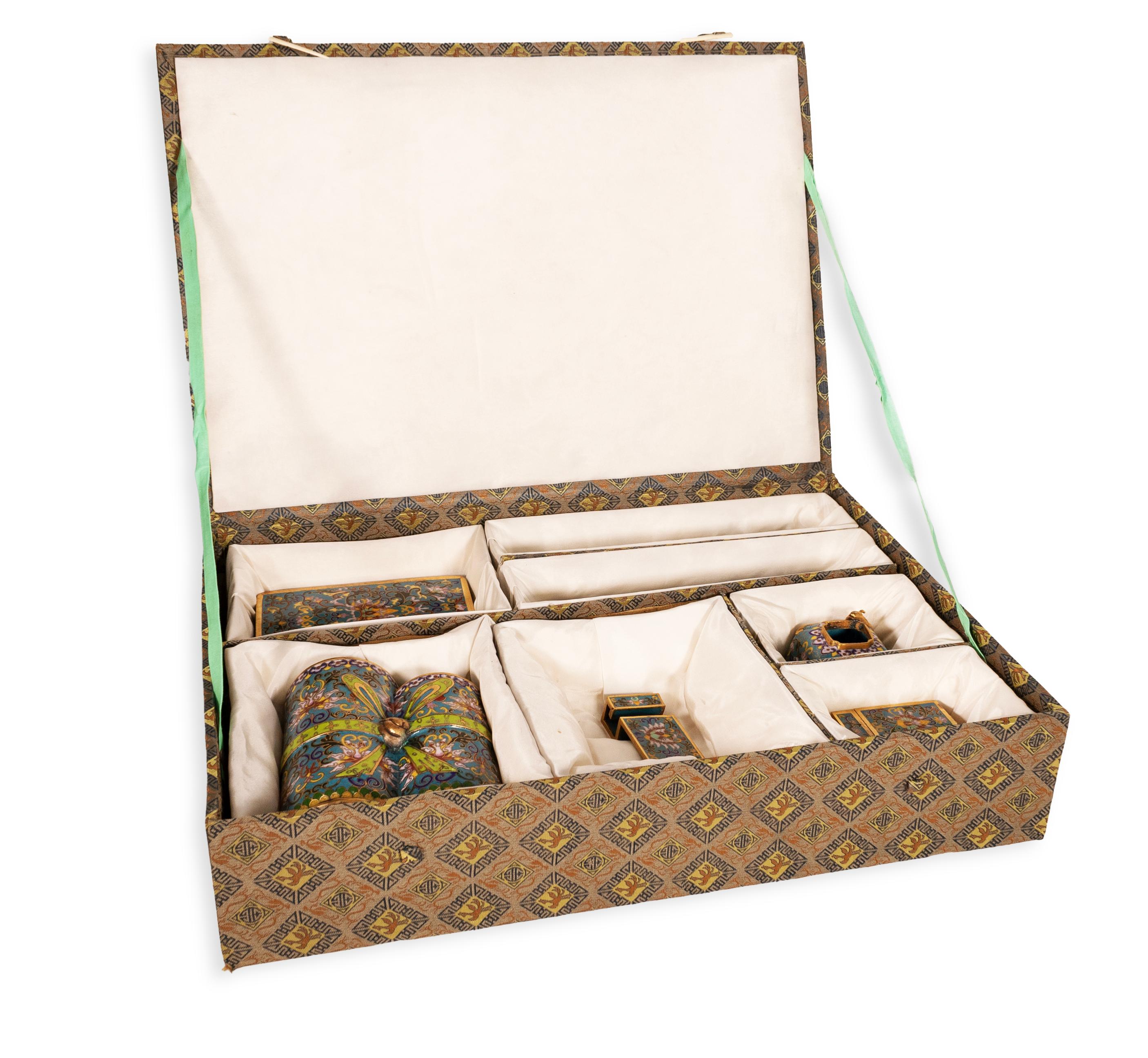 Ein Jahrgang chinesischen Qing-Dynastie Schreibtisch oder Kalligraphie-Set . Hergestellt aus Cloisonné. Ein wissenschaftliches und einzigartiges Sammlerstück. Provenienz: Aus dem Nachlass von Florine Mark, einer Philanthropin aus Detroit und