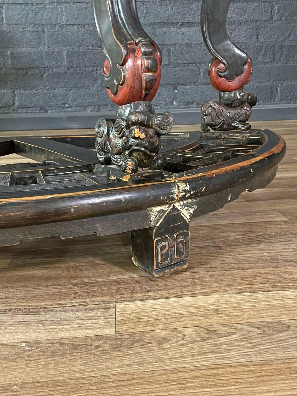 Console ou table d'autel vintage chinoise, style Dynastie Qing, sculptée à la main avec chien Foo en vente 3