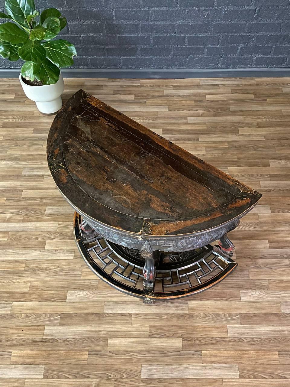 Chinois Console ou table d'autel vintage chinoise, style Dynastie Qing, sculptée à la main avec chien Foo en vente